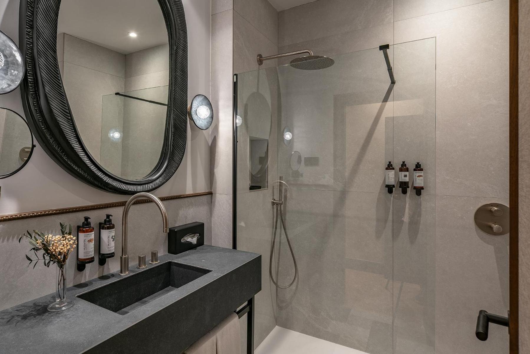Grand Deluxe Double Room thumbnail 6