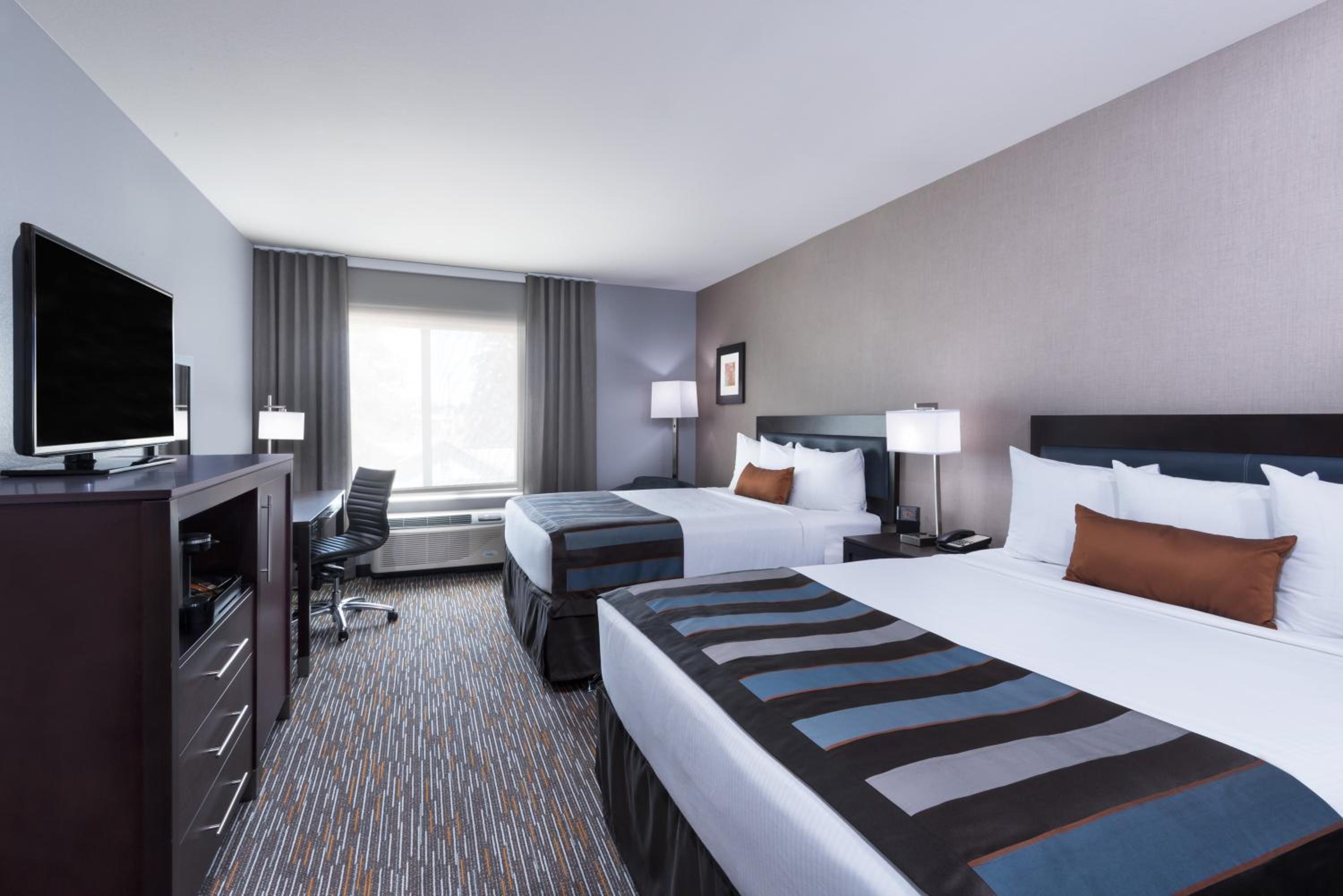 Queen Room with Two Queen Beds and Roll-In Shower - Mobility Accessible/Non-Smoking photo 3