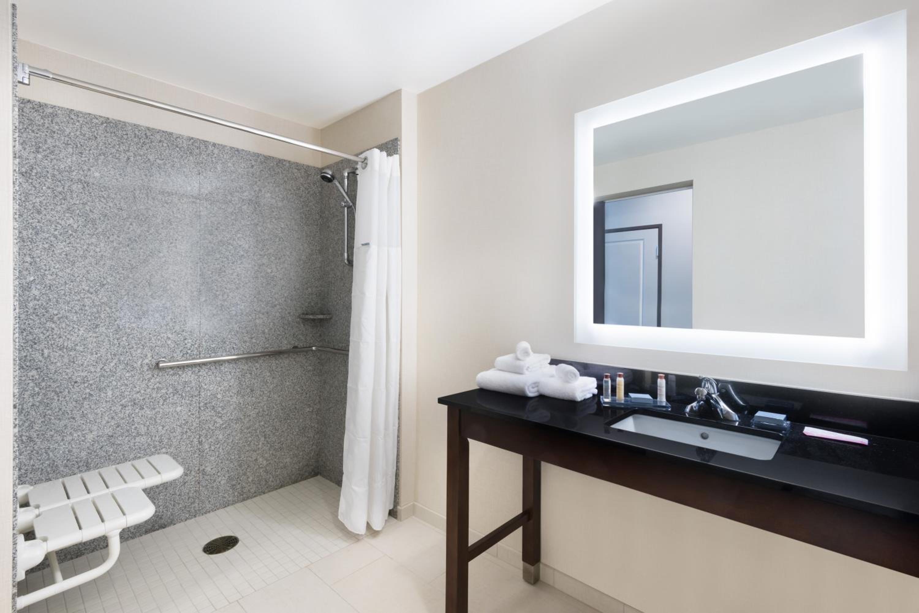 Queen Room with Two Queen Beds and Roll-In Shower - Mobility Accessible/Non-Smoking photo 2