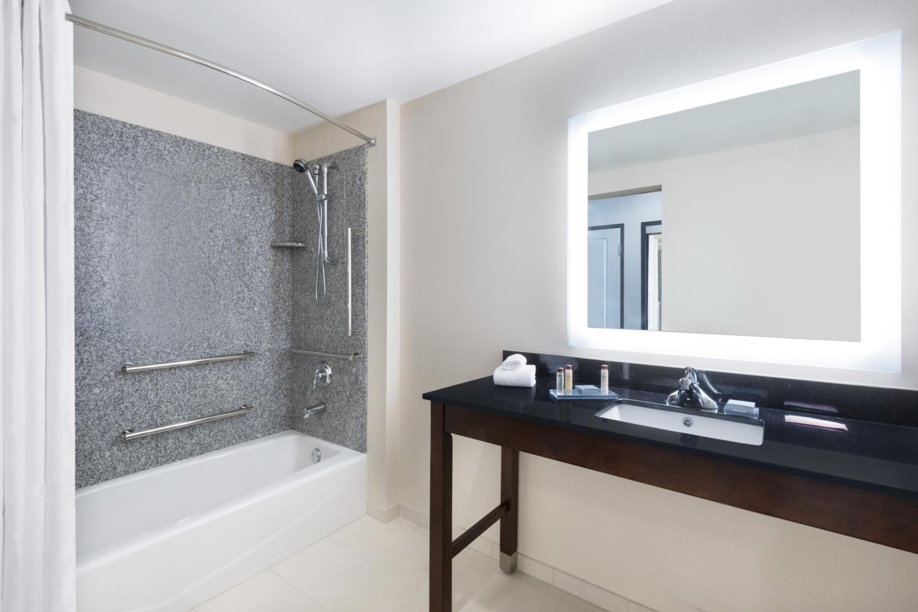King Room with Walk-in Shower - Mobility Accessible/Non-Smoking photo 3