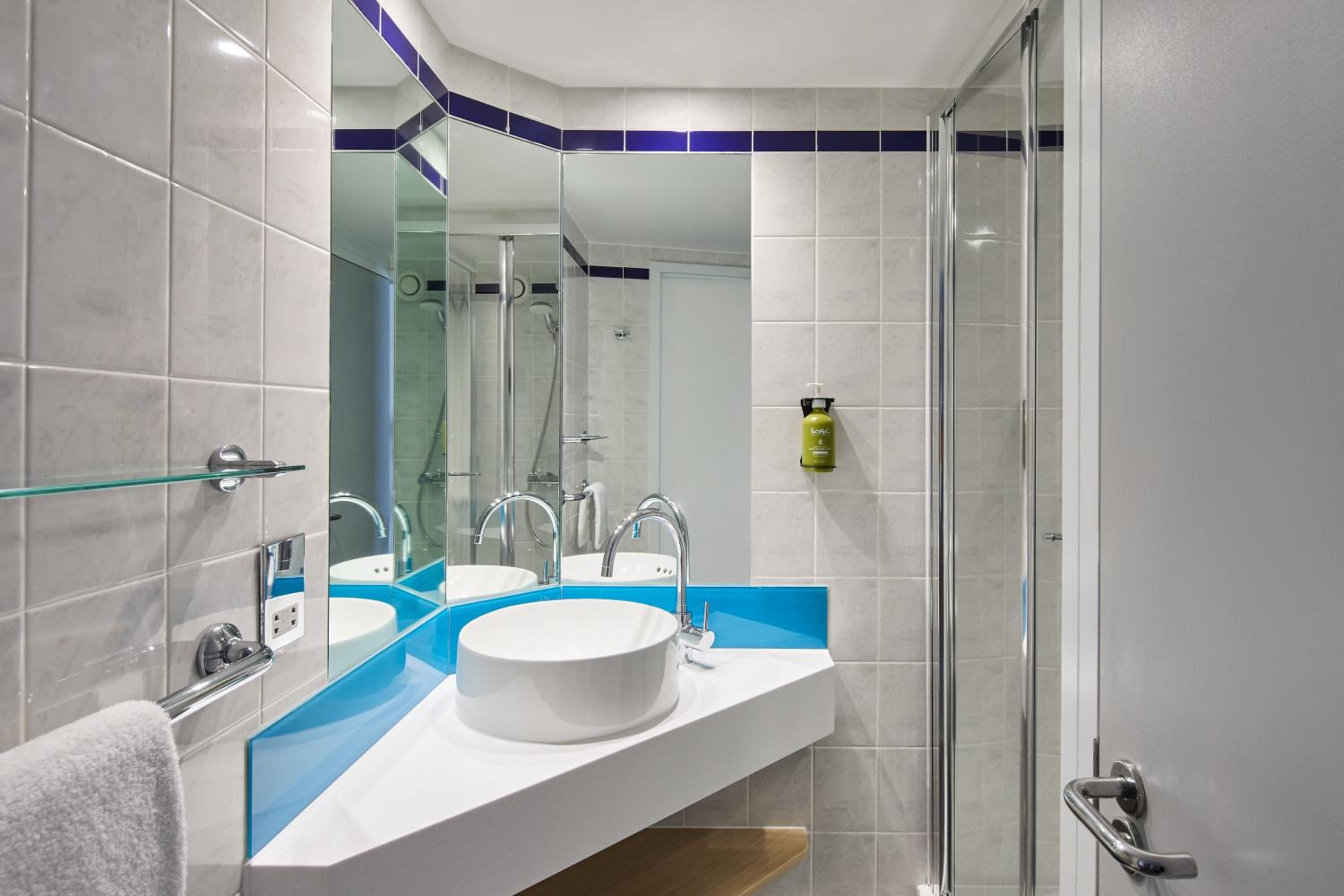 Double Room with Free Hot Breakfast - Accessible