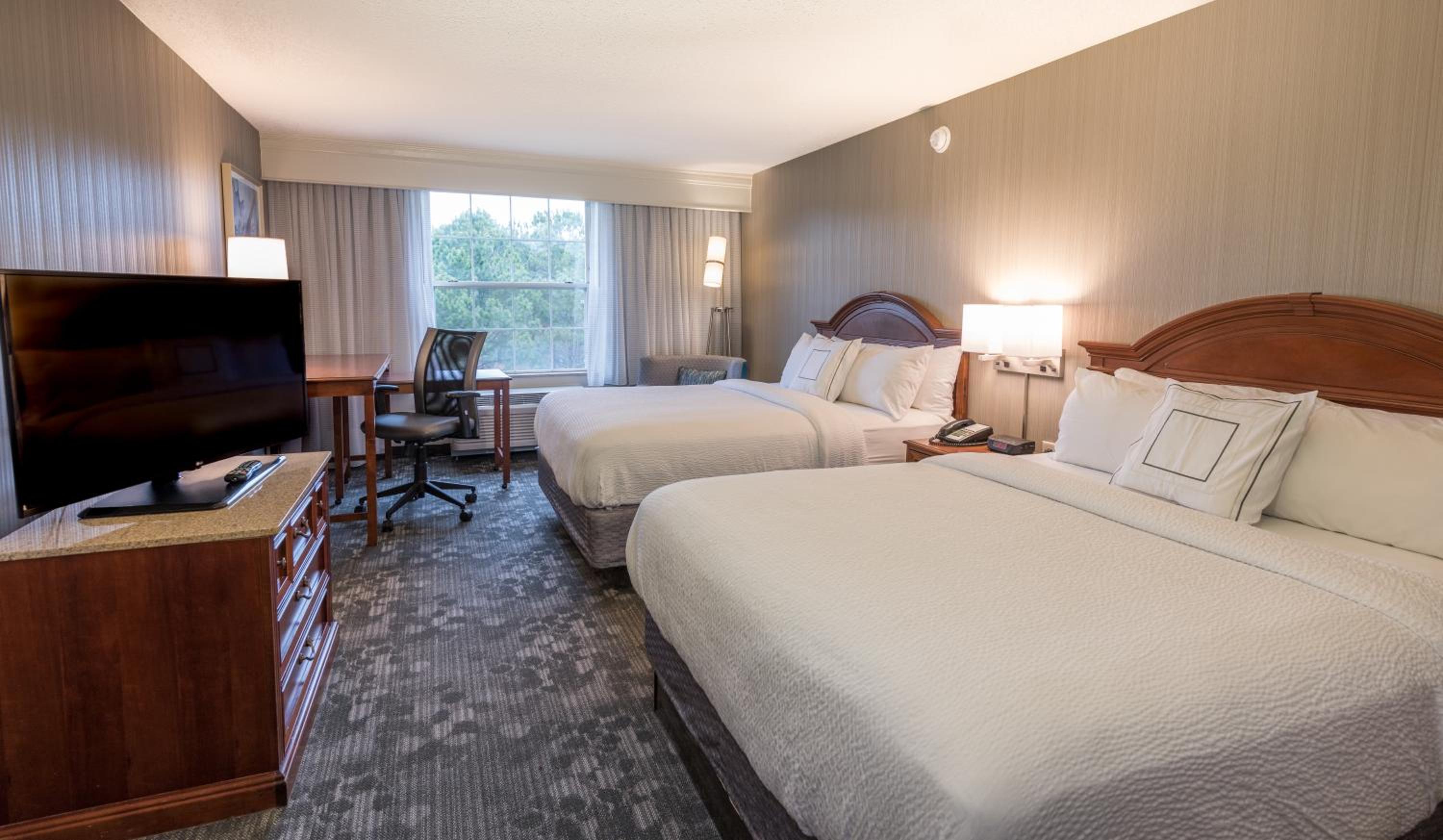 Queen Room with Two Queen Beds - Photo 3
