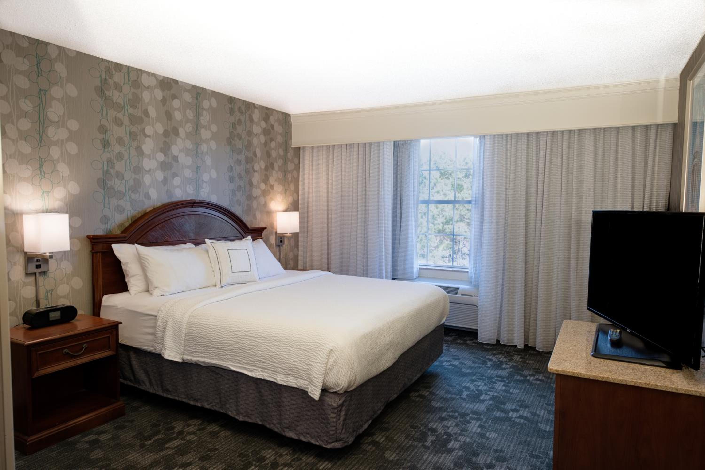 King Room with Sofa Bed - Photo 4