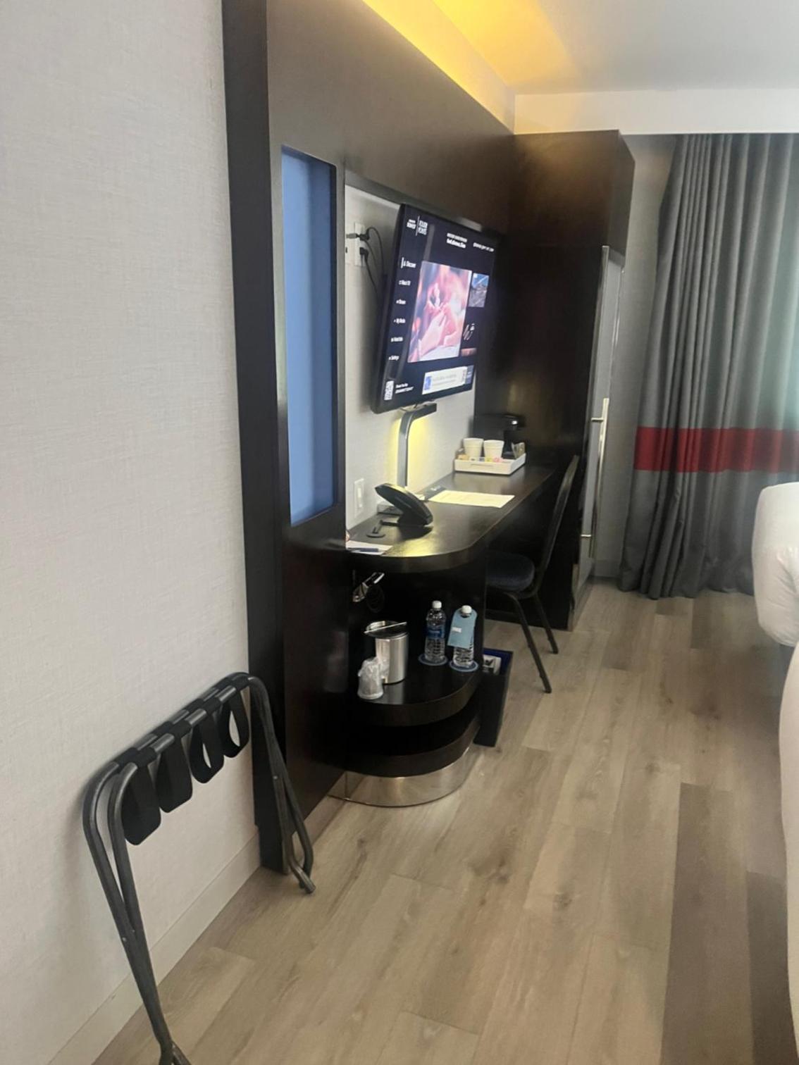 Double Room with Two Double Beds - Mobility Accessible with Tub