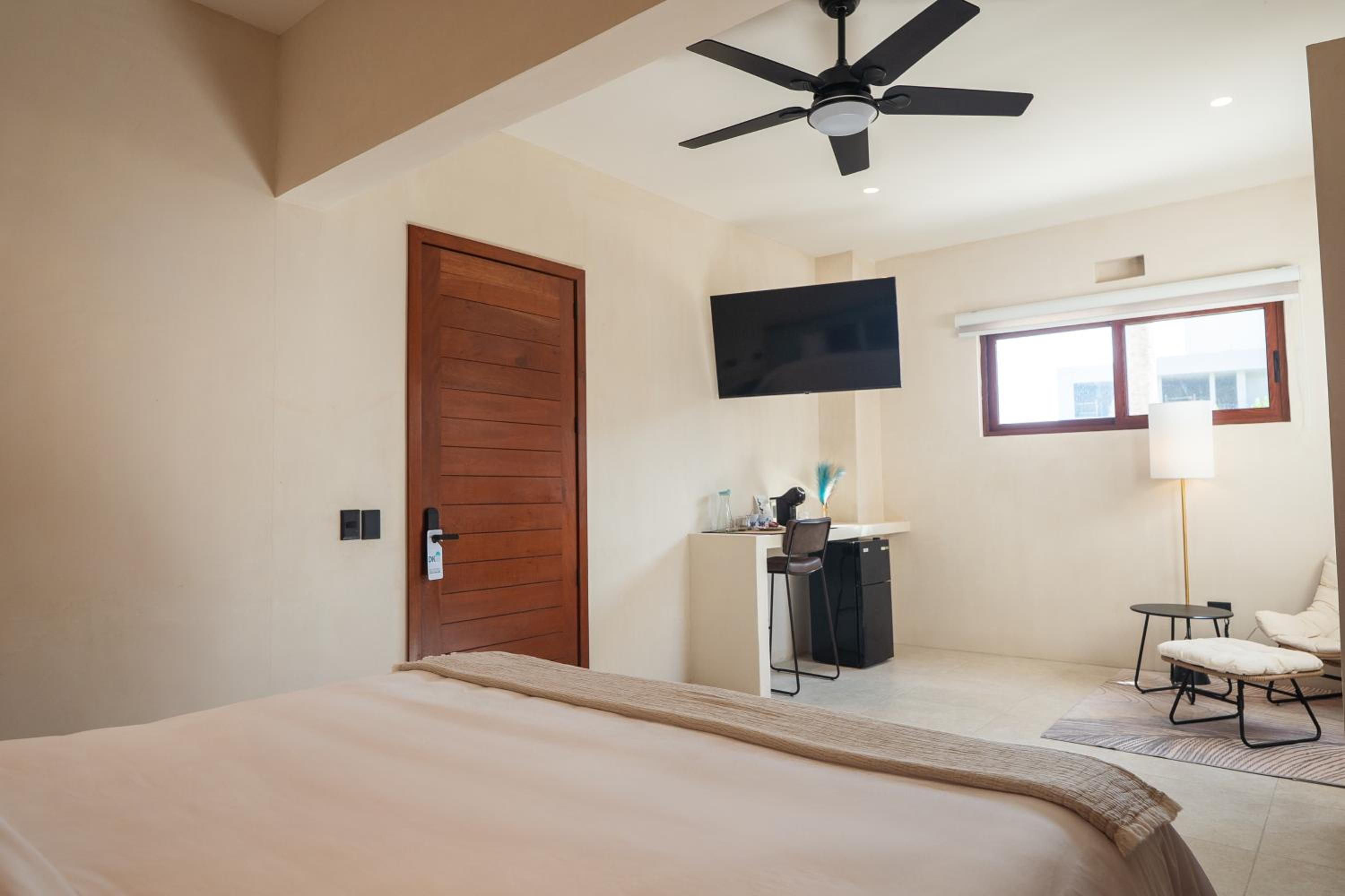 Standard Double Room - Photo 8