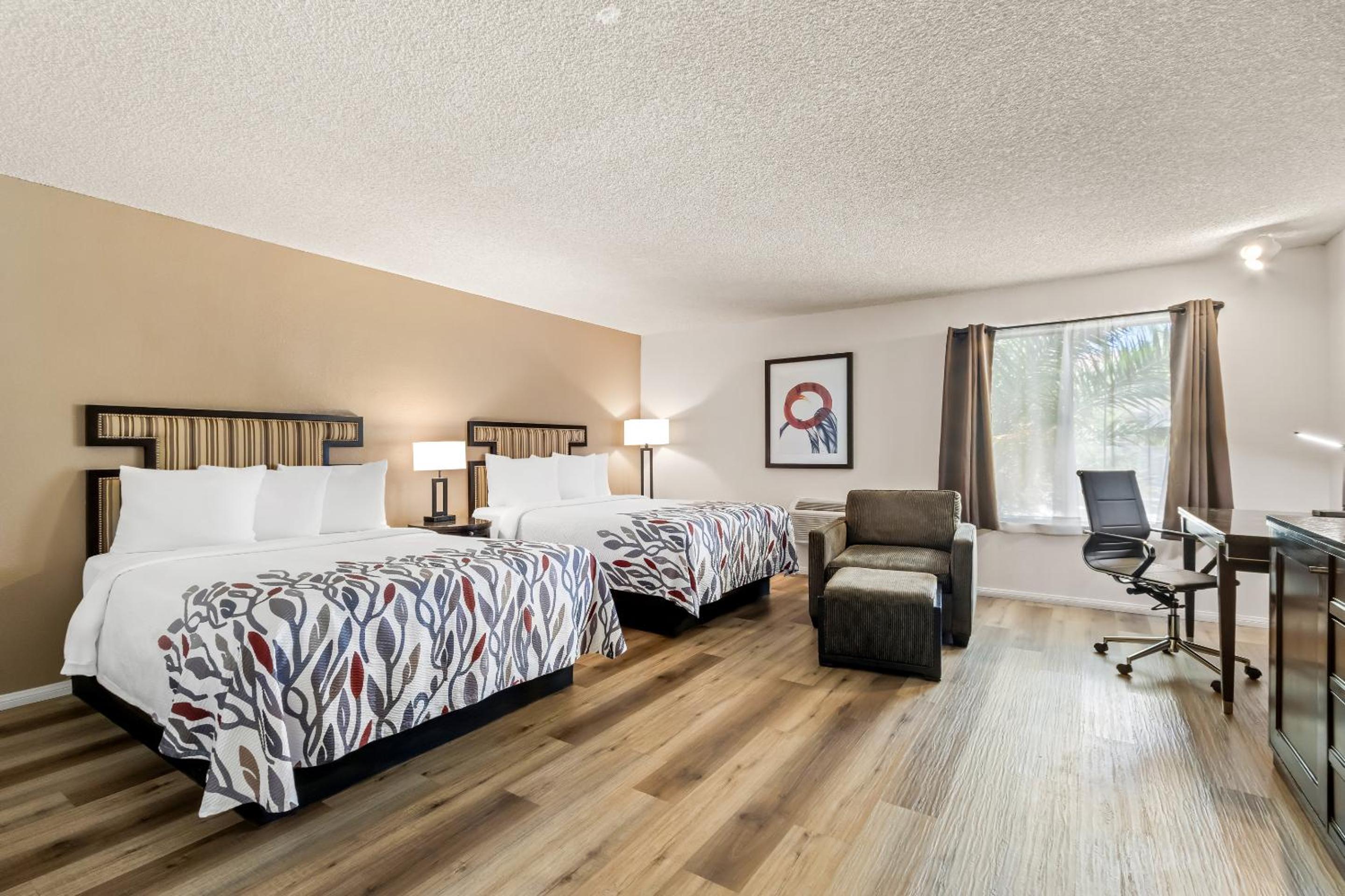 Superior Room with Two Queen Beds Non-Smoking photo 3