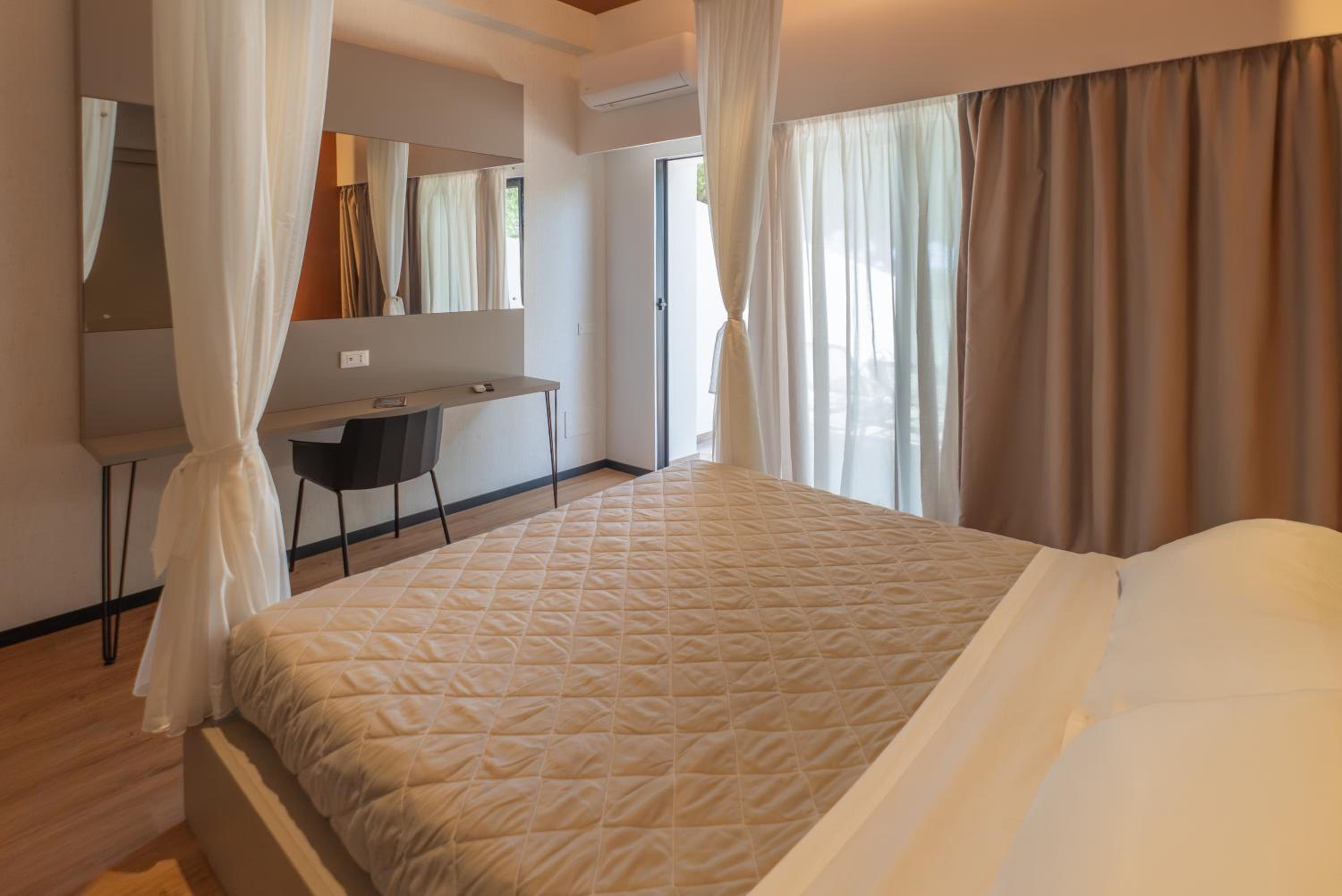 Deluxe Double Room with Terrace and Sea View photo 3