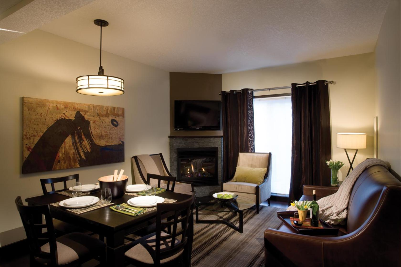 One-Bedroom Suite with Mountain View