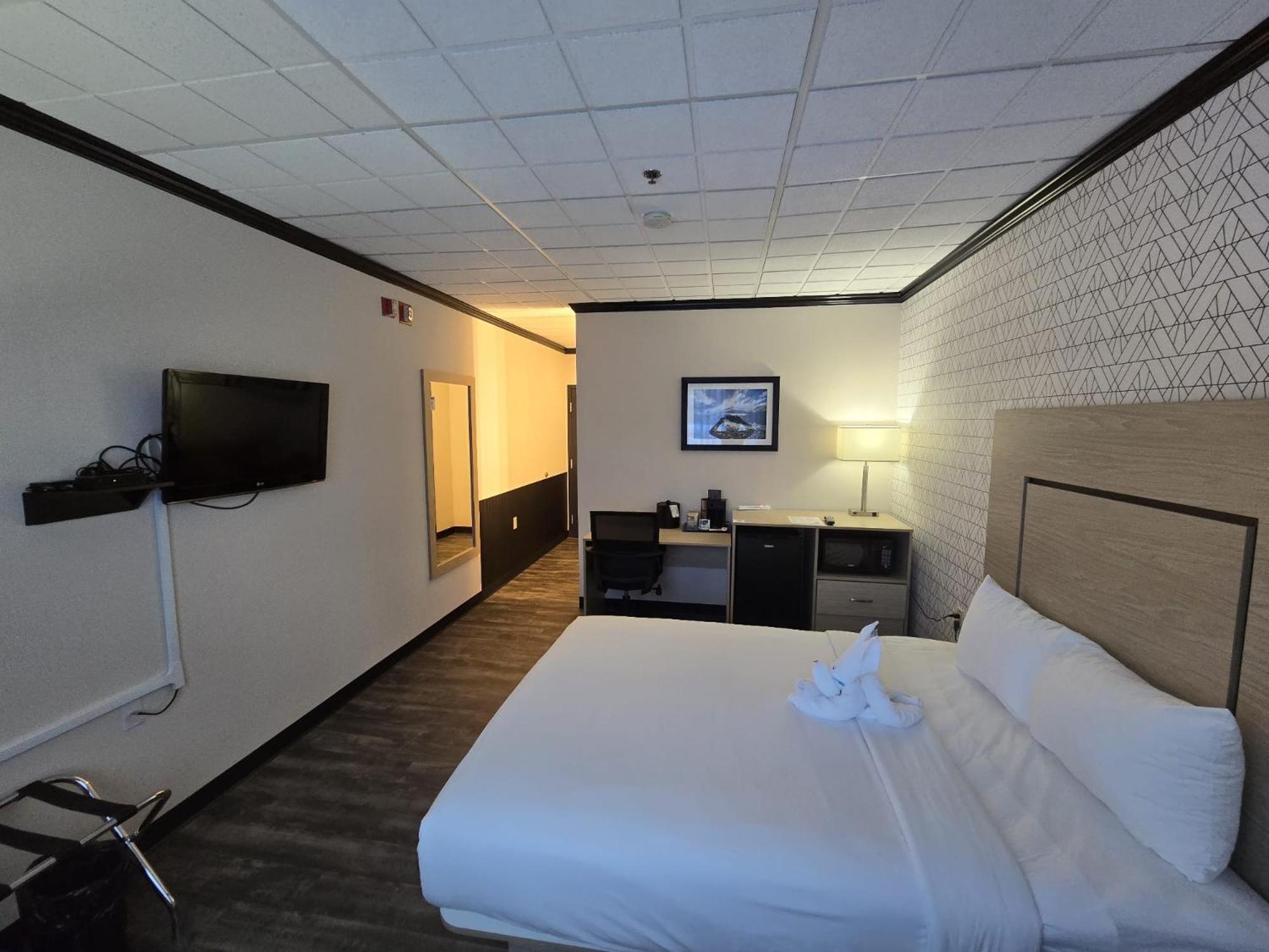 Queen Room with Roll-In Shower - Mobility Accessible/Non-Smoking photo 2