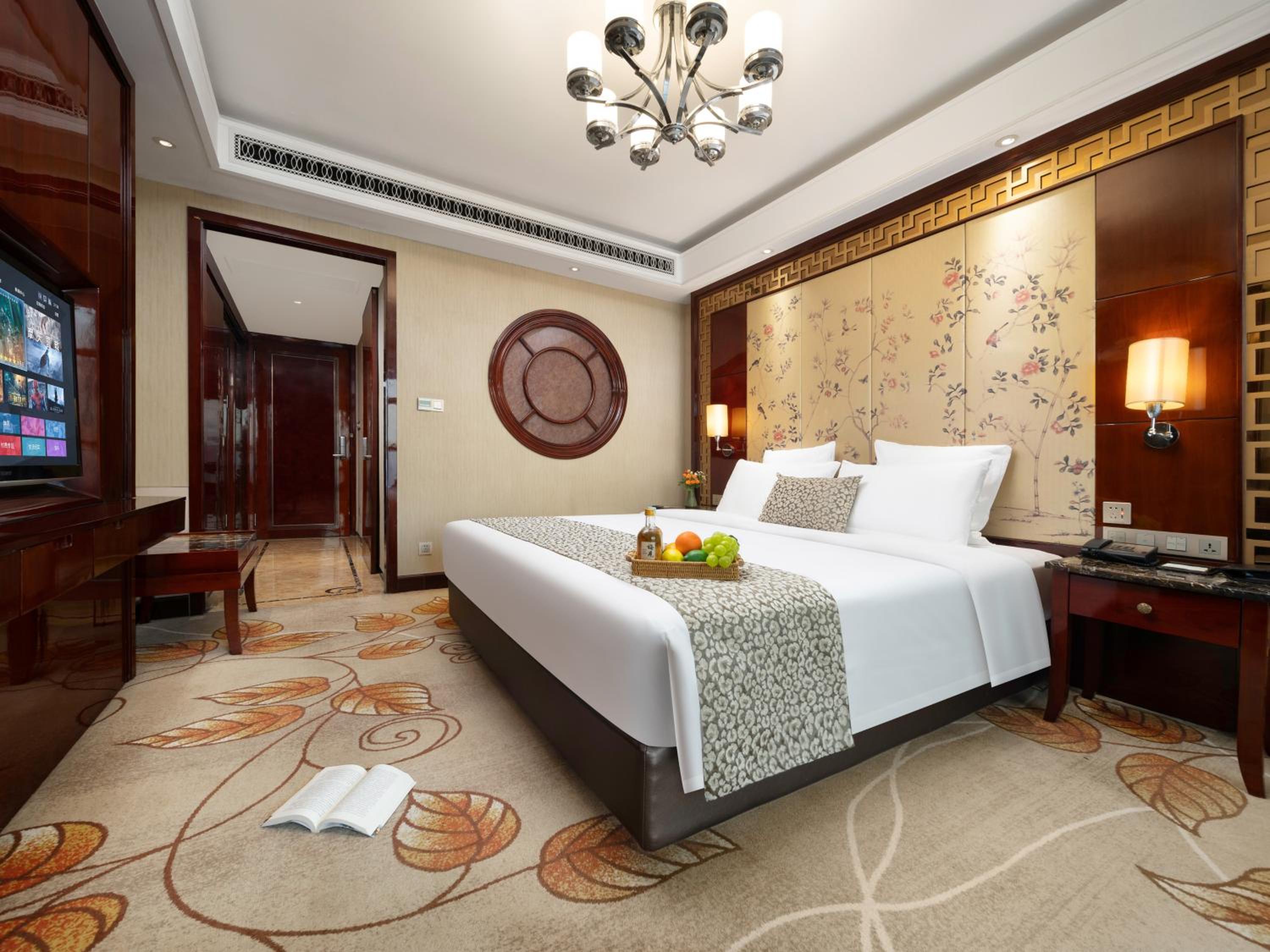 Queen Room photo 2