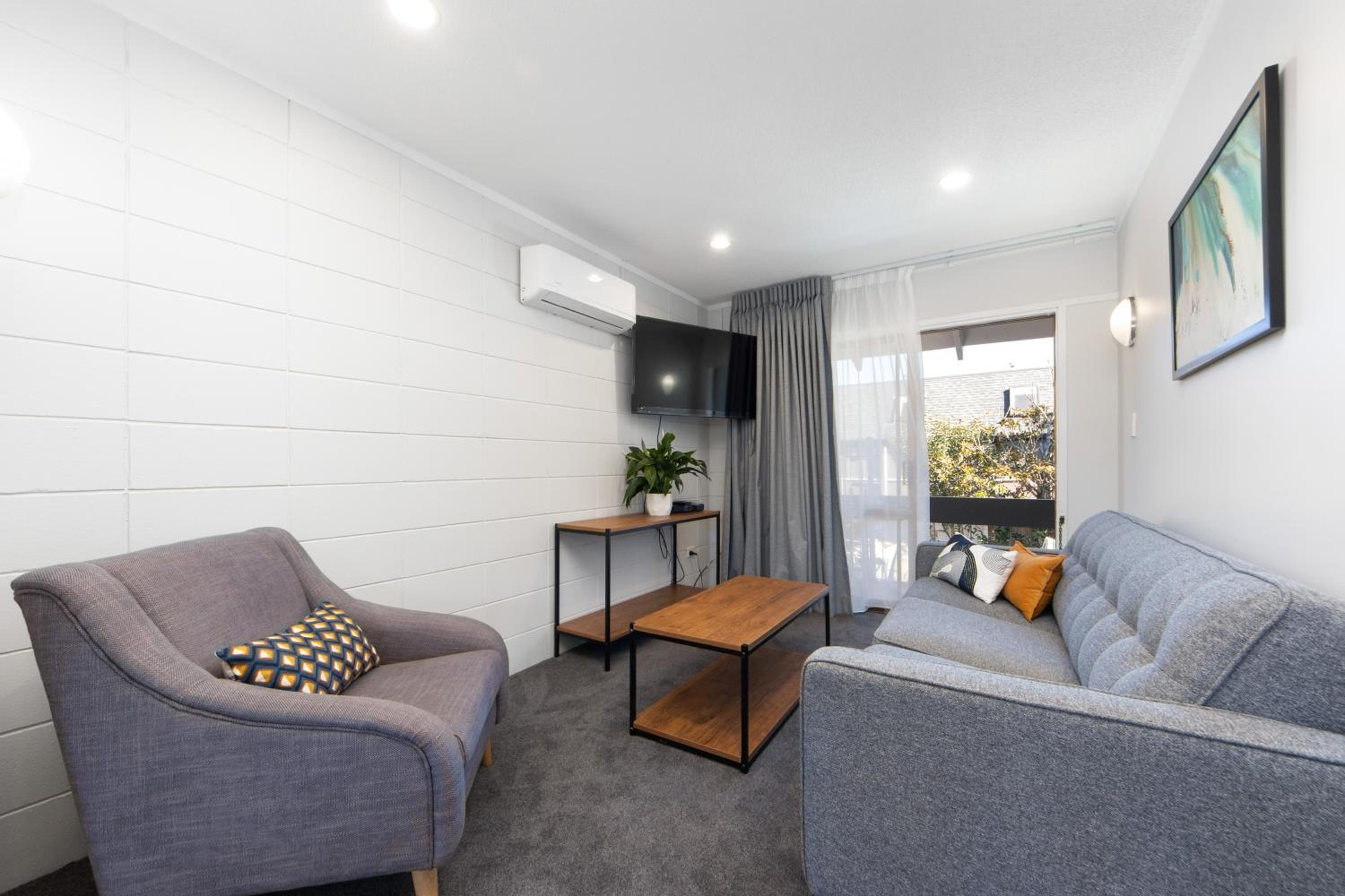 One-Bedroom Suite - Photo 5