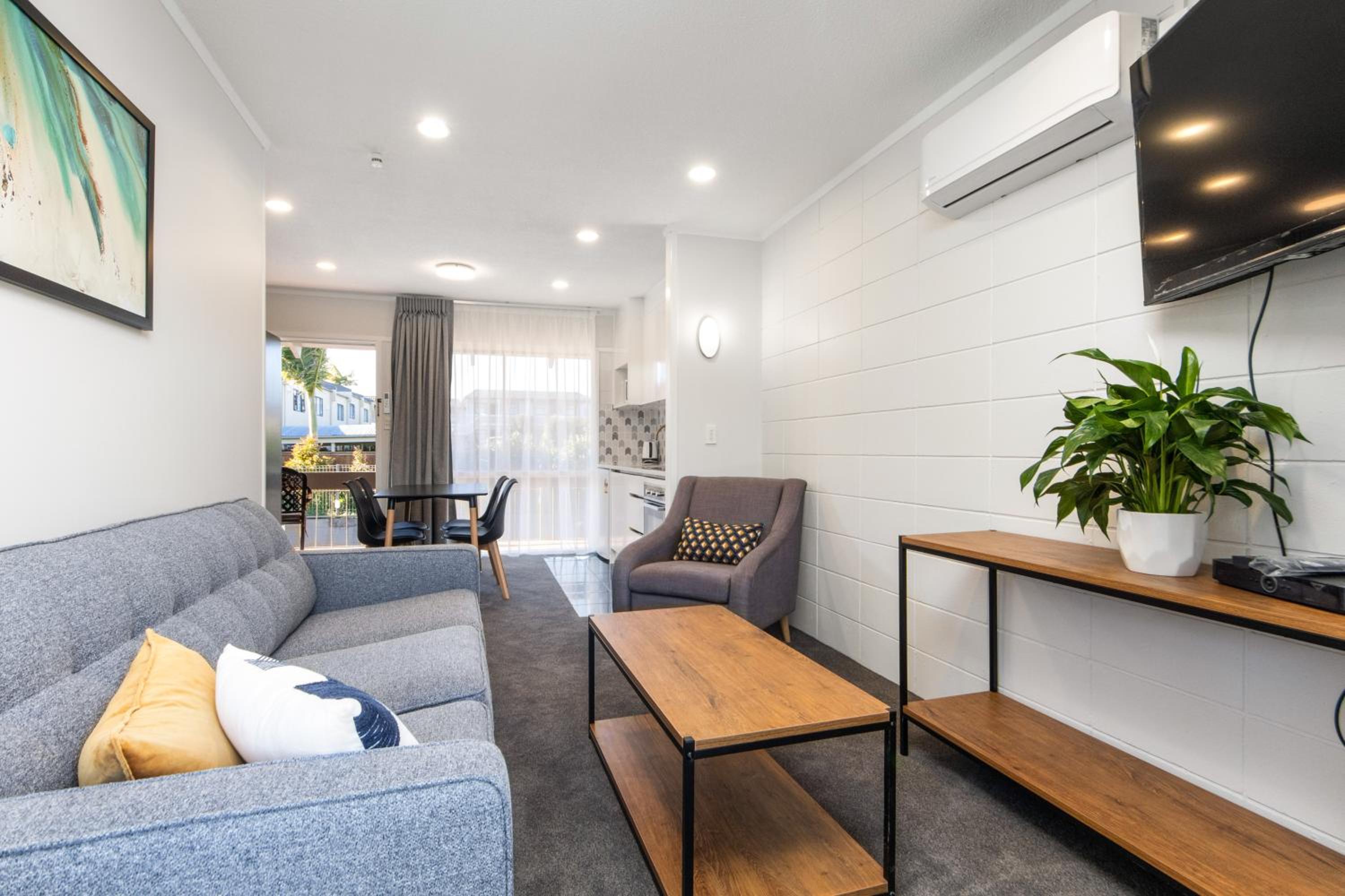 One-Bedroom Suite - Photo 6