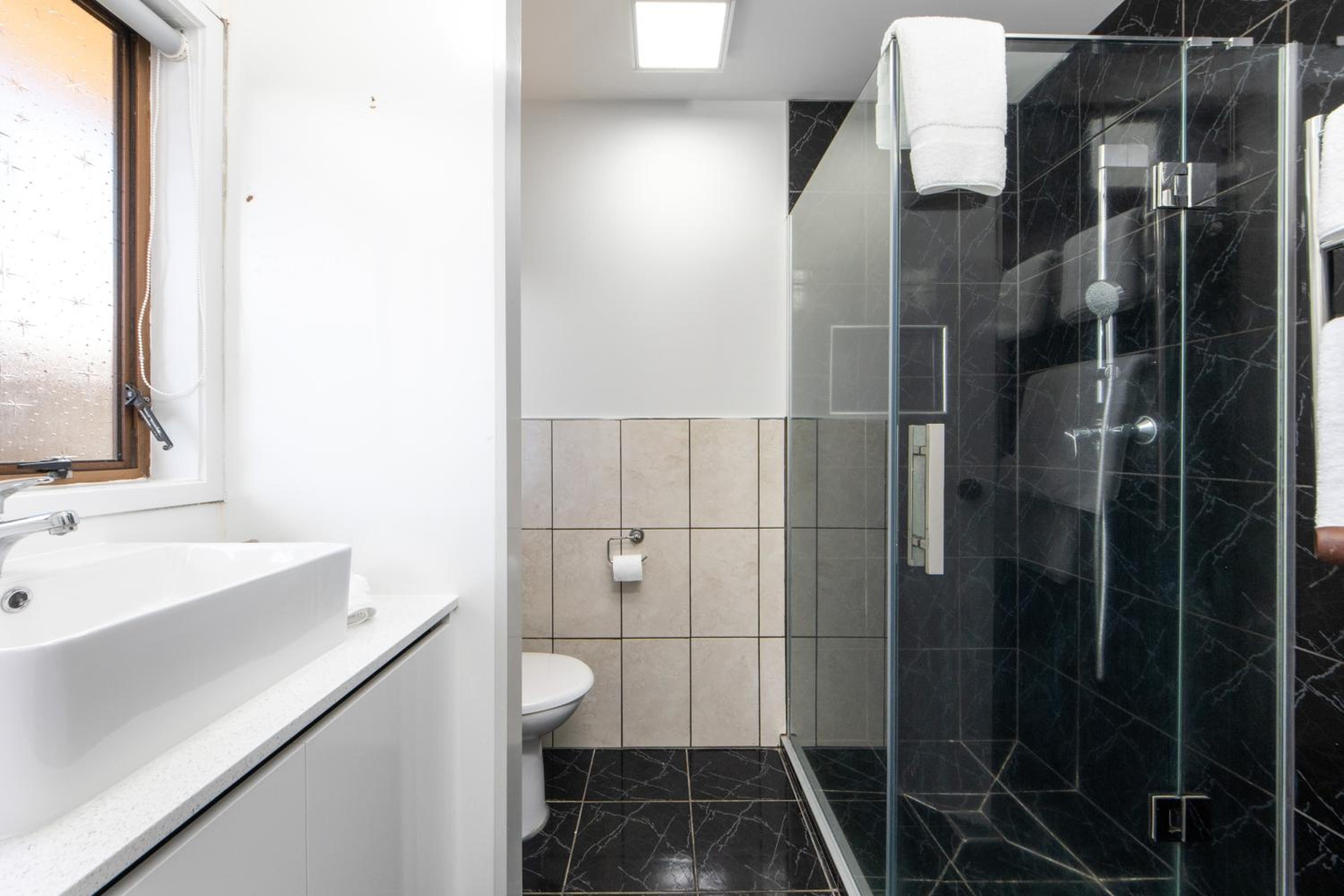 One-Bedroom Suite - Photo 7
