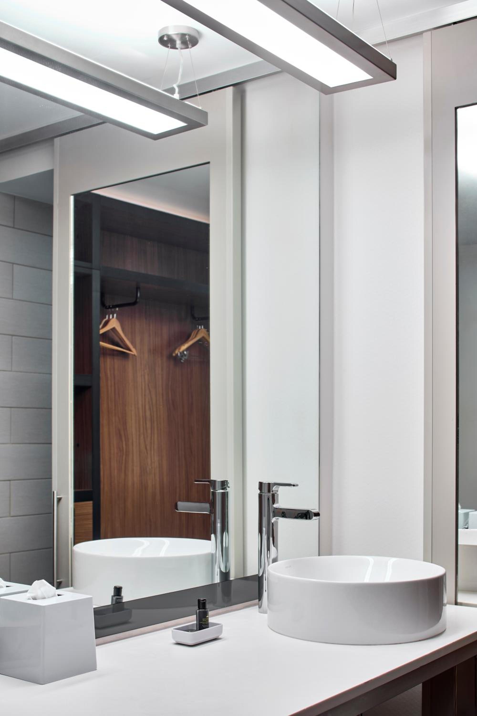Savvy, Suite, 2 Queen, Sofa bed, Memorial Bell view (Mobility Accessible w/ Tub) photo 3