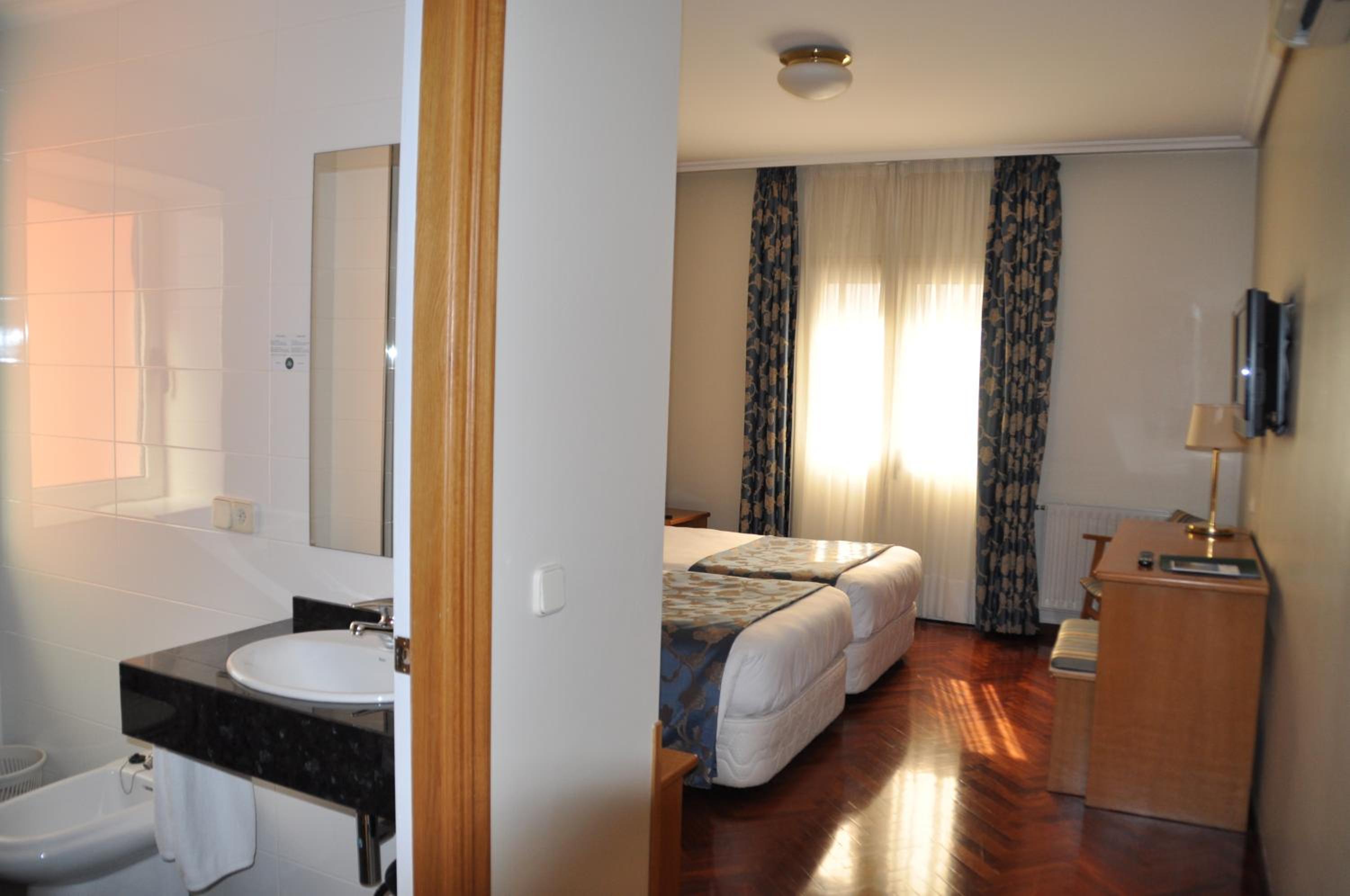 Double or Twin Room - Photo 8