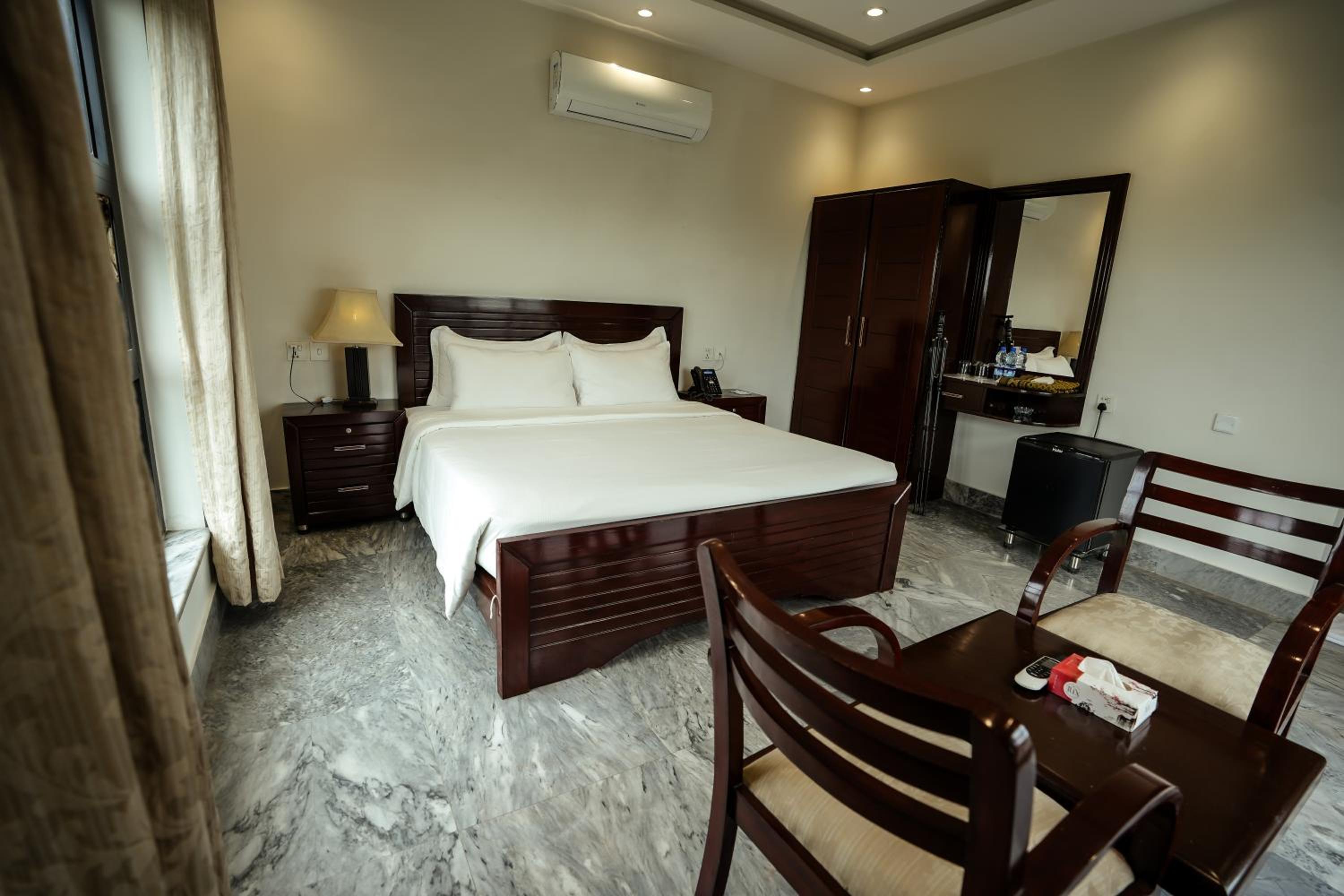 Deluxe Double Room (2 Adults + 1 Child) photo 3