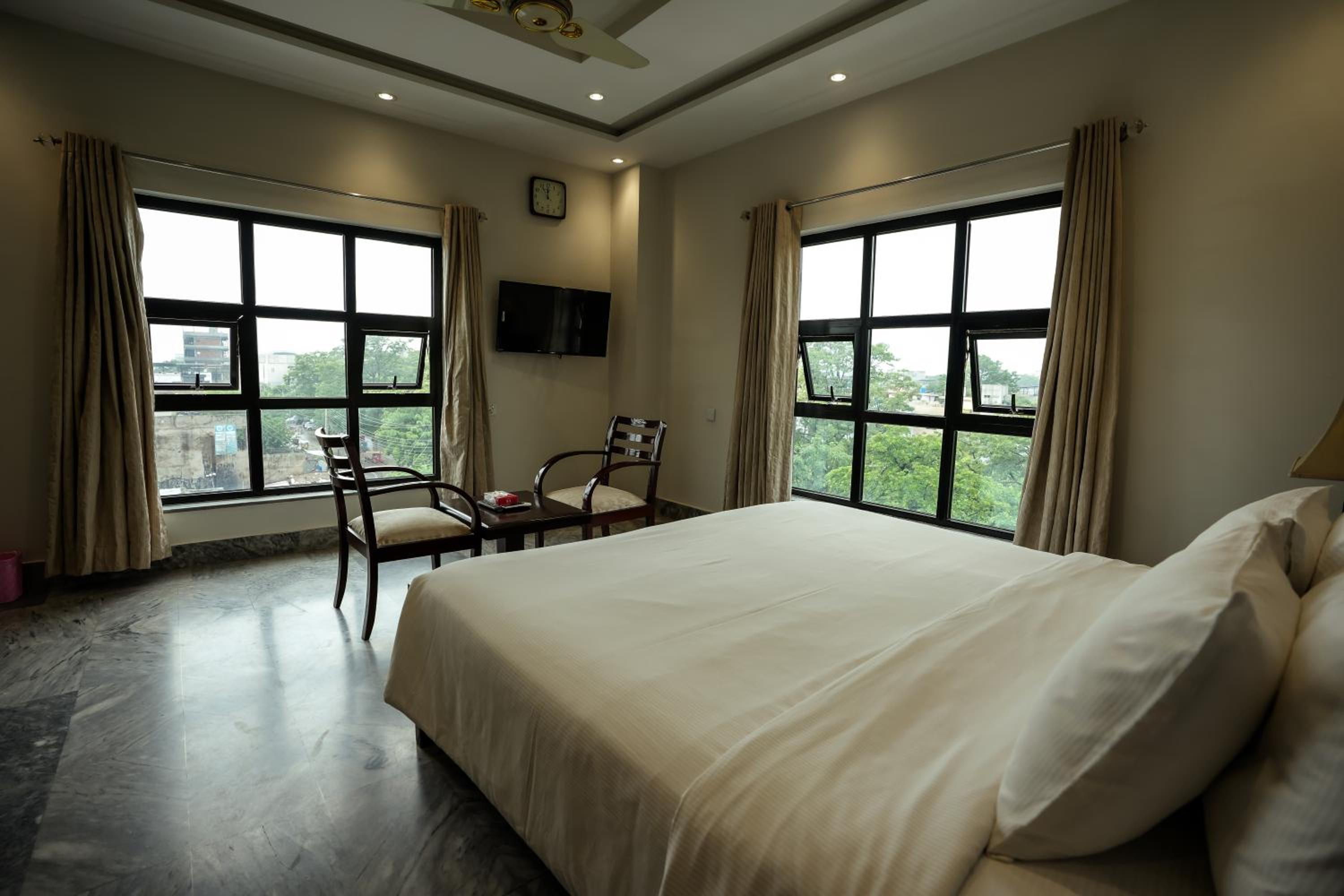 Deluxe Double Room (2 Adults + 1 Child) photo 2