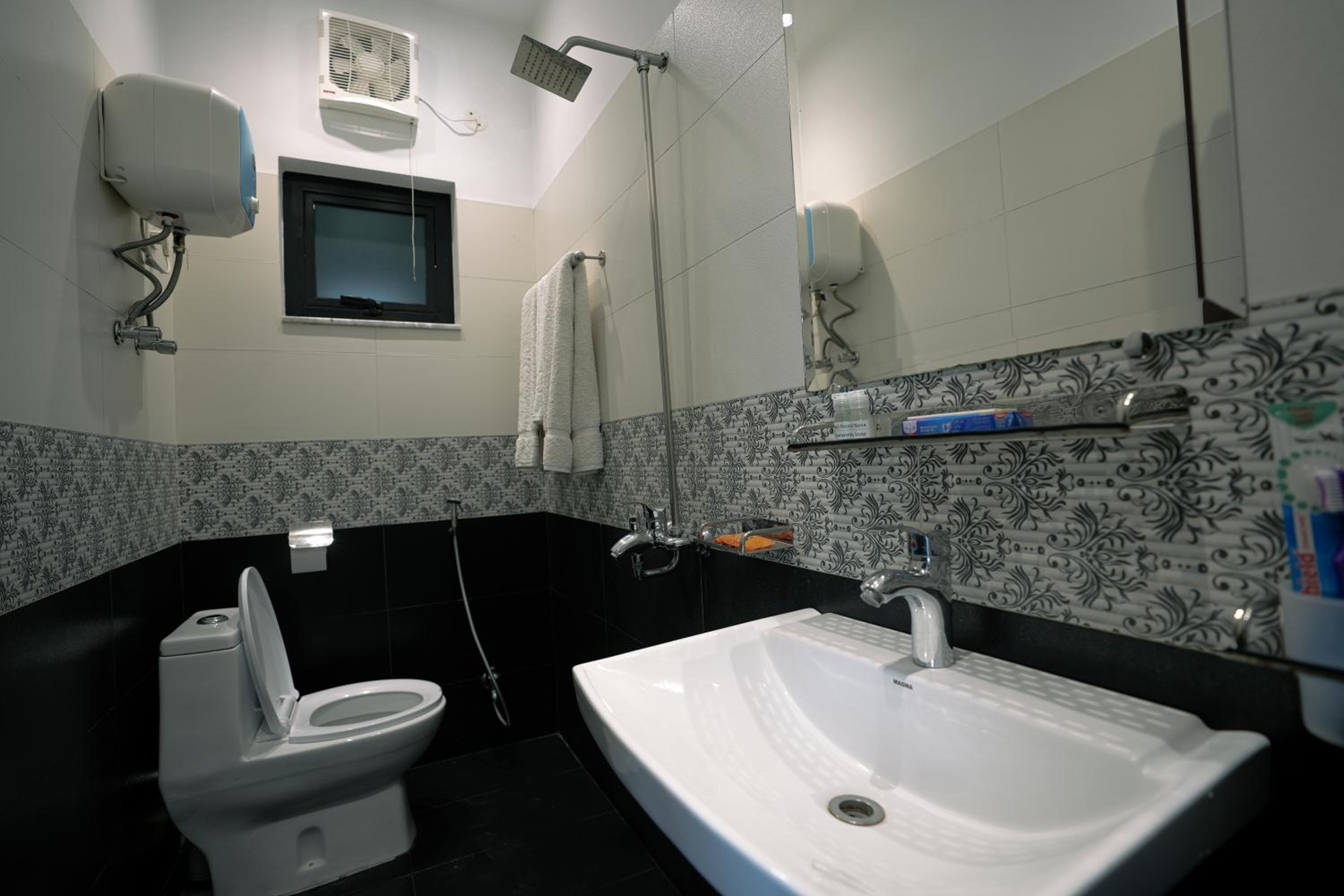 Deluxe Double Room (2 Adults + 1 Child)