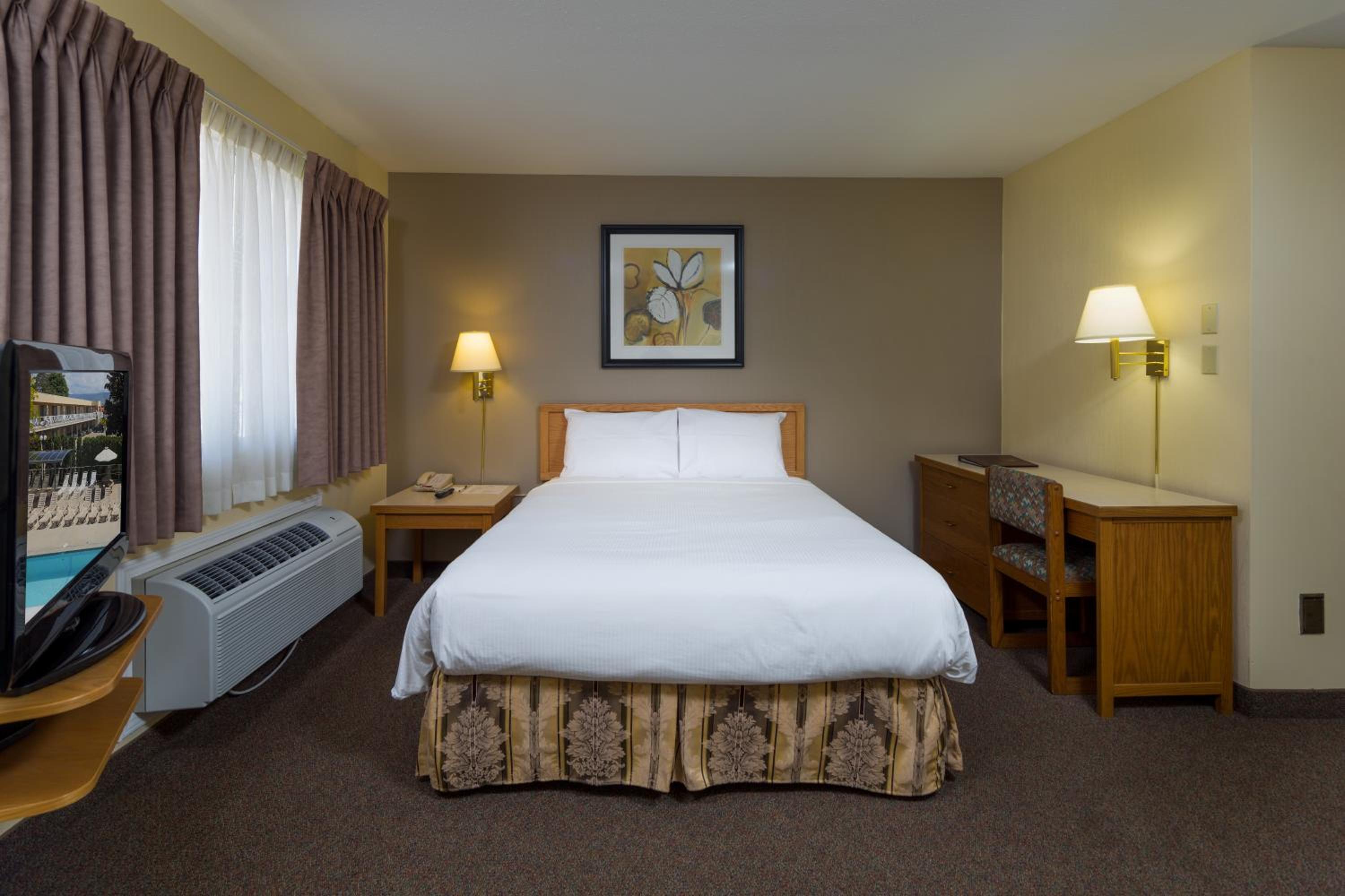 Deluxe Suite with Two Queen Beds - Photo 12