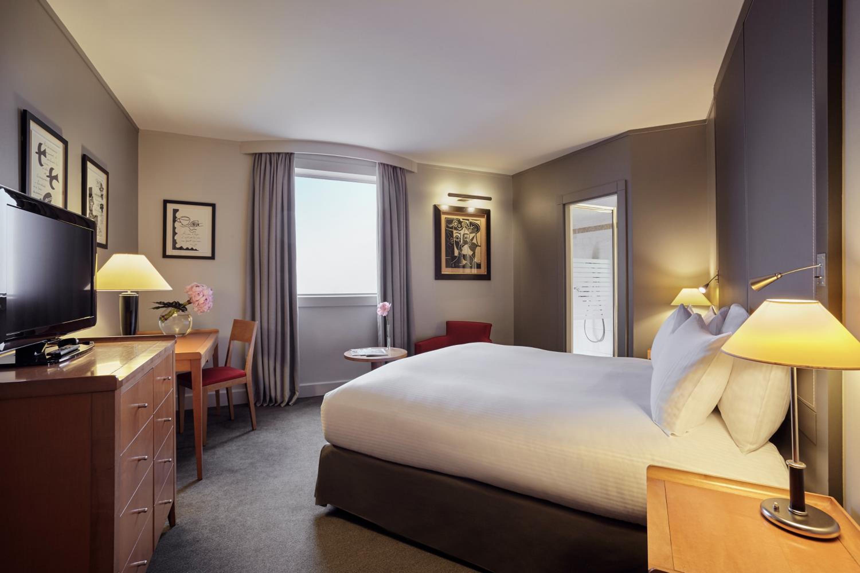 Classic Queen Room with View - Photo 9