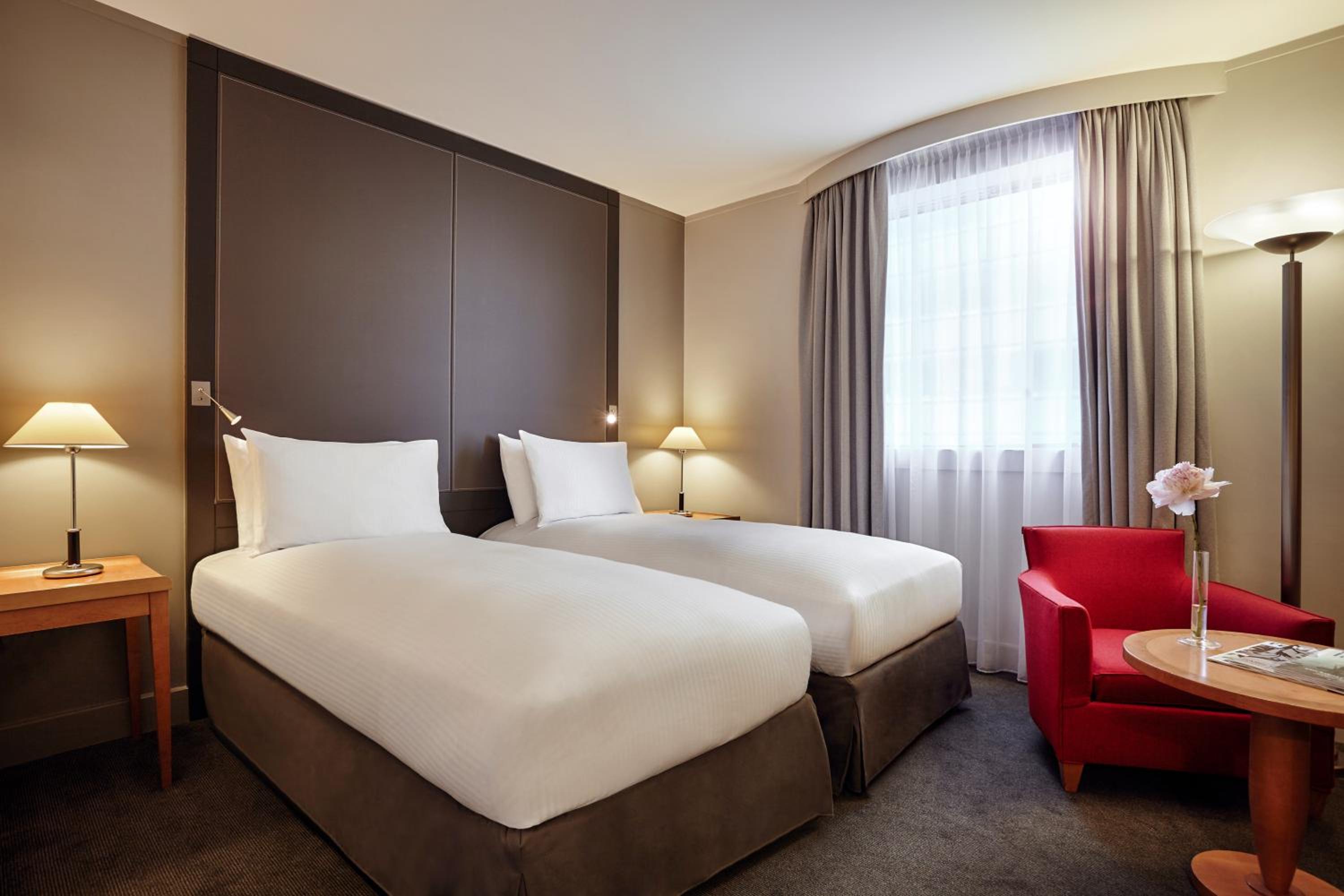 Classic Twin Room with View - Photo 2
