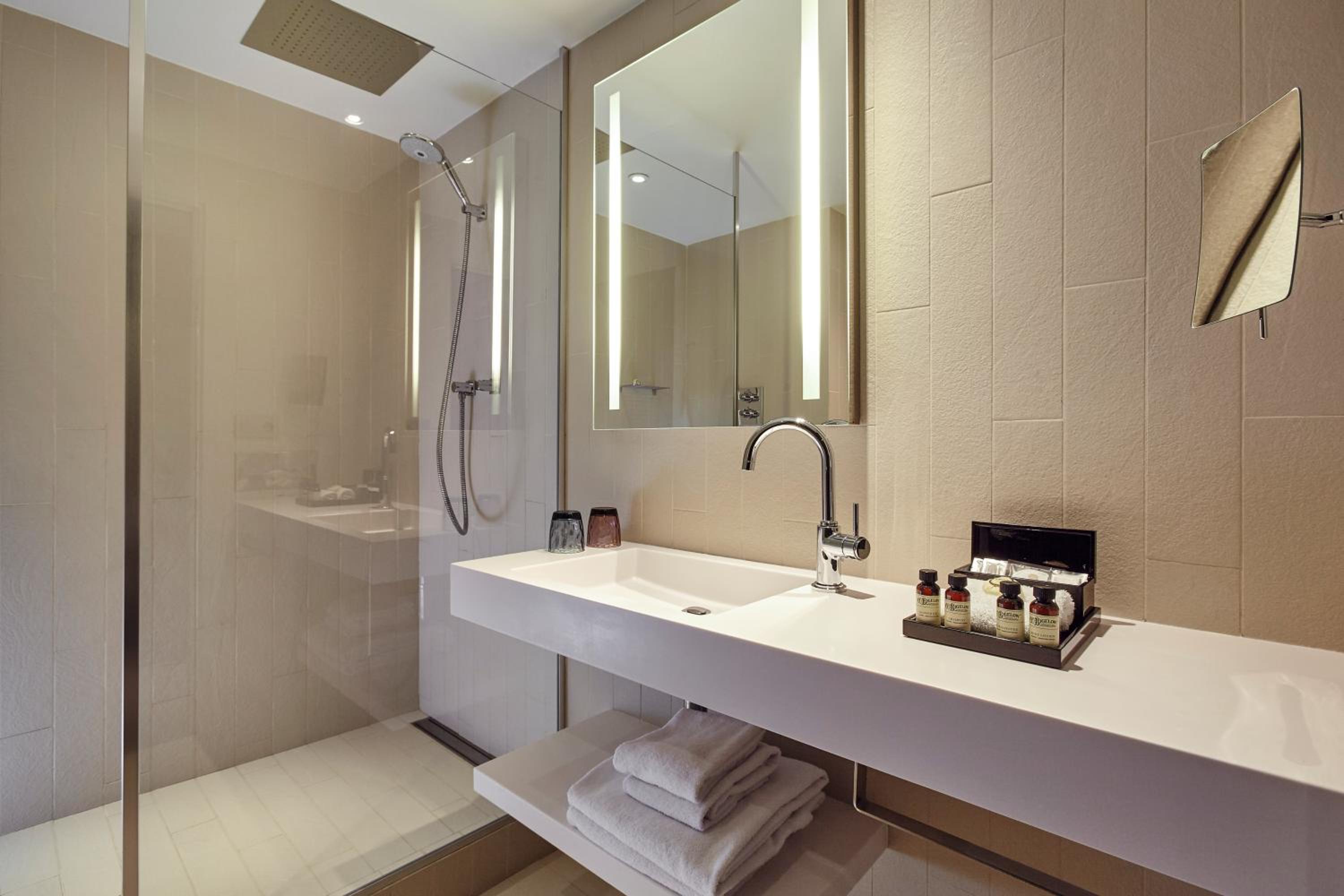 Deluxe King Room with View - Photo 7