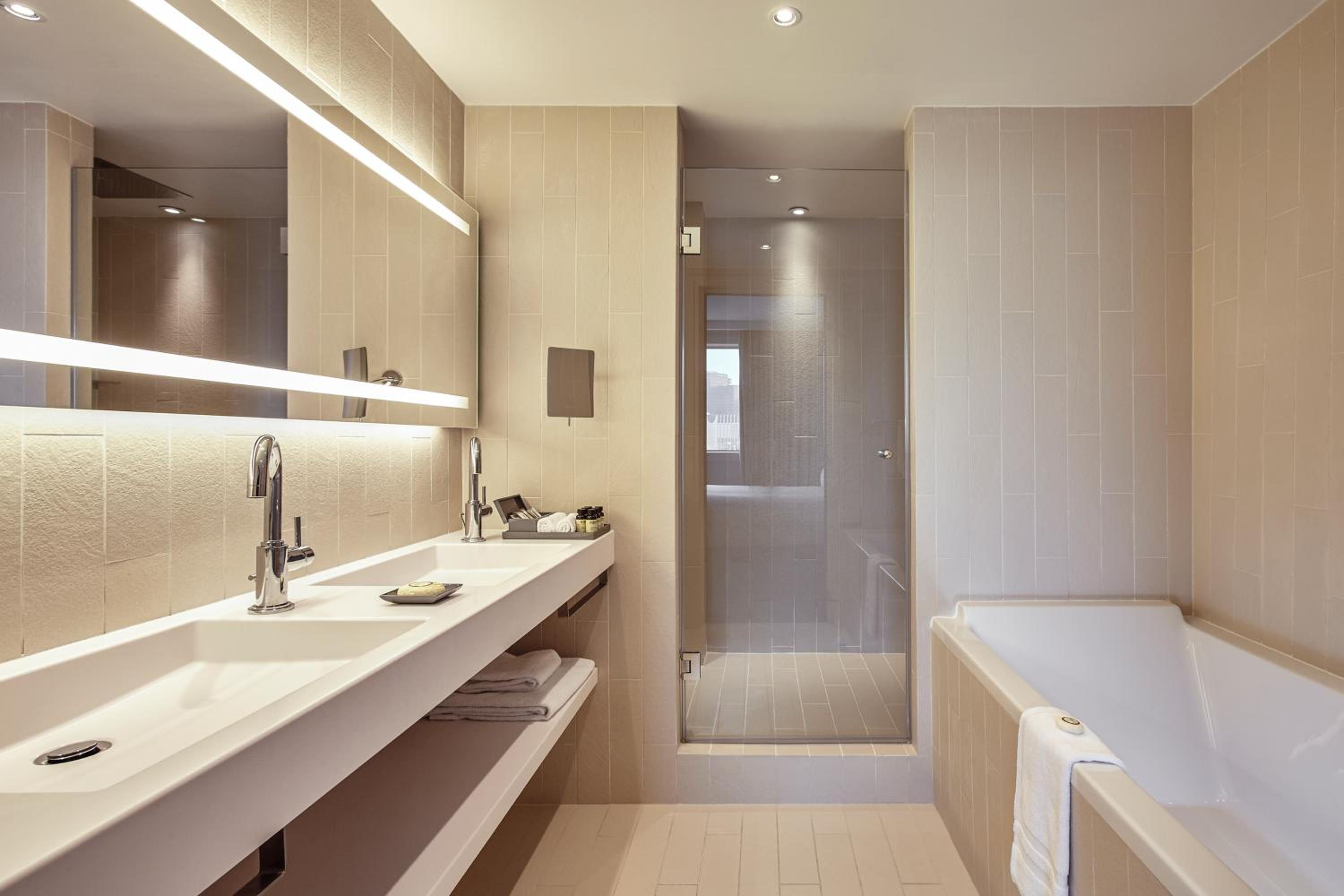 Family Suite with Panoramic View - Photo 6