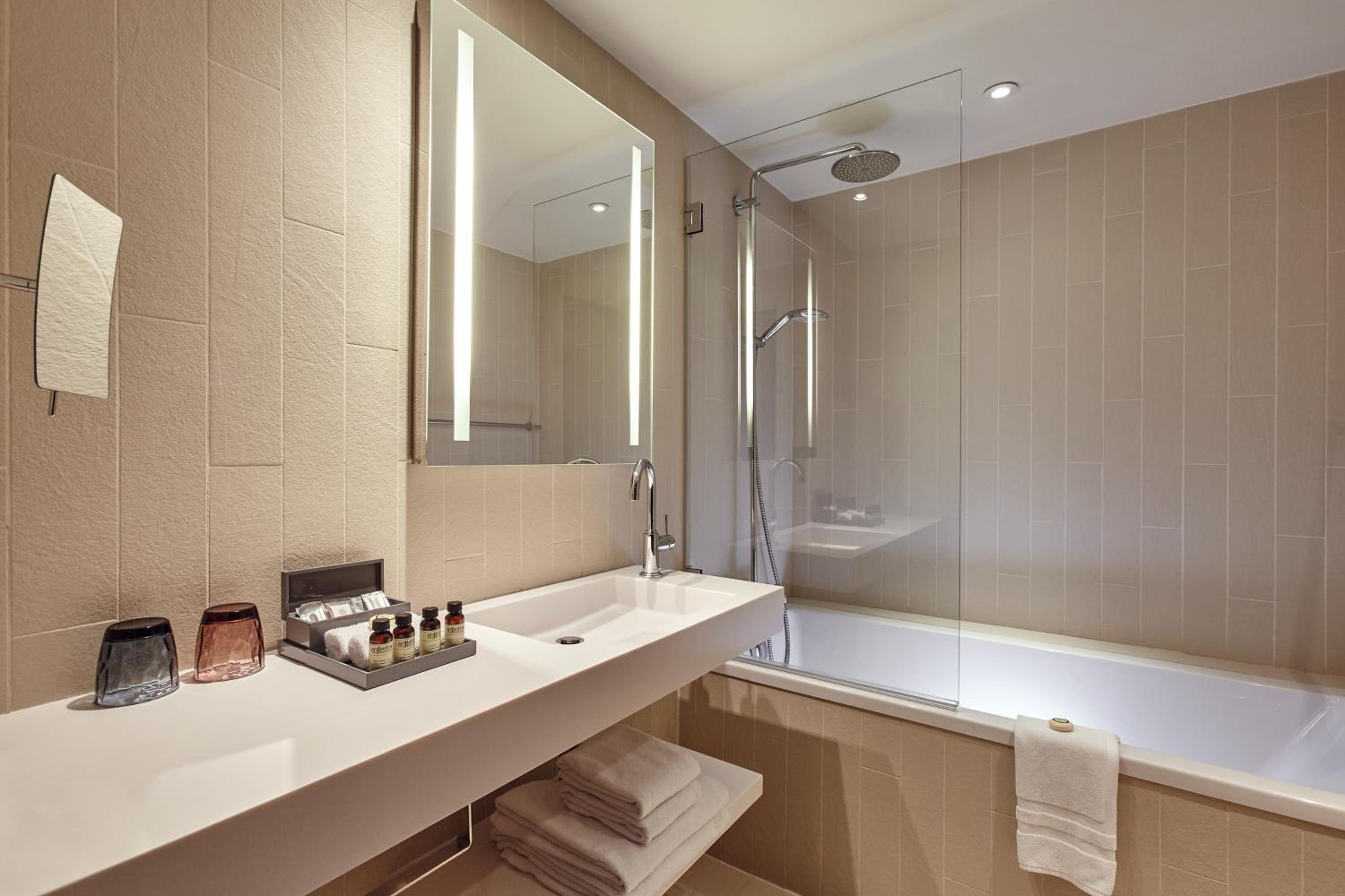 Deluxe Twin Room with View - Photo 11