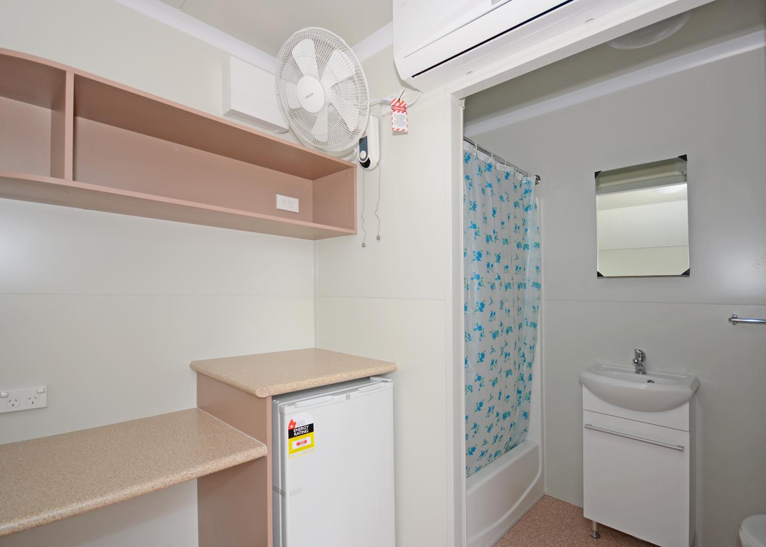 Compact Single Van Room photo 2