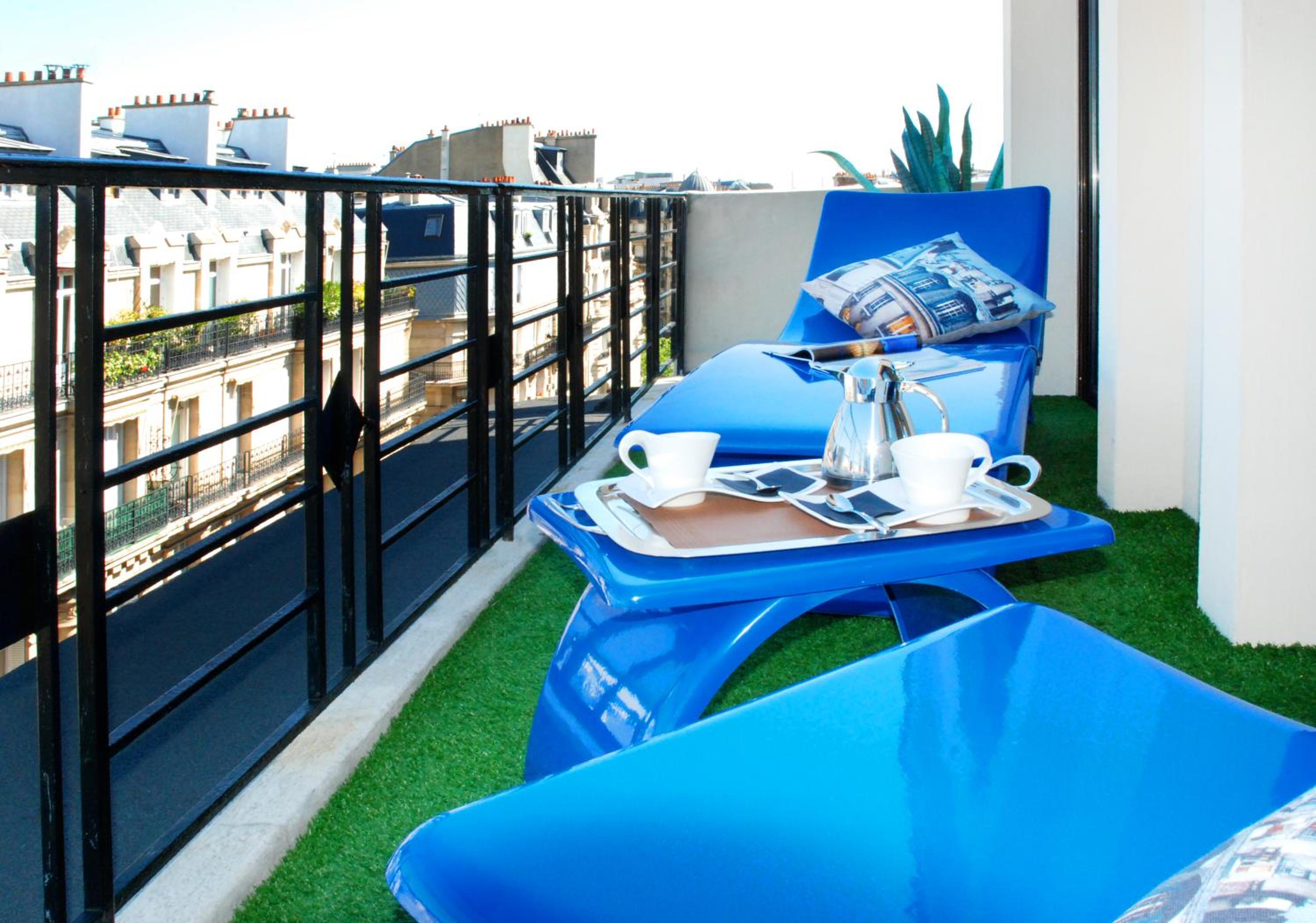Deluxe Double Room with Balcony thumbnail 5