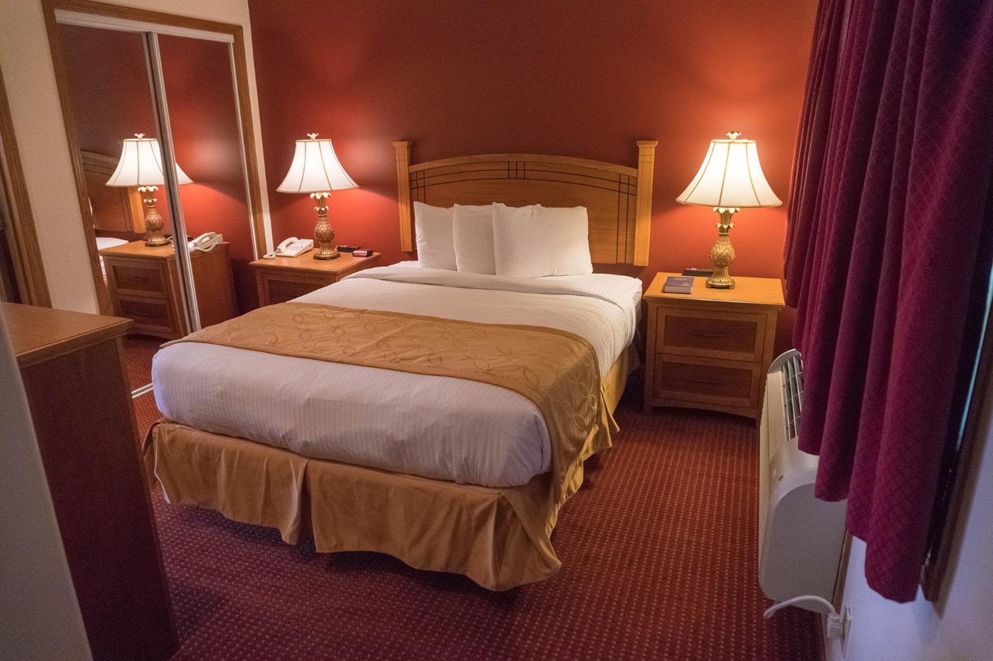One-Bedroom Queen Suite with Spa Bath