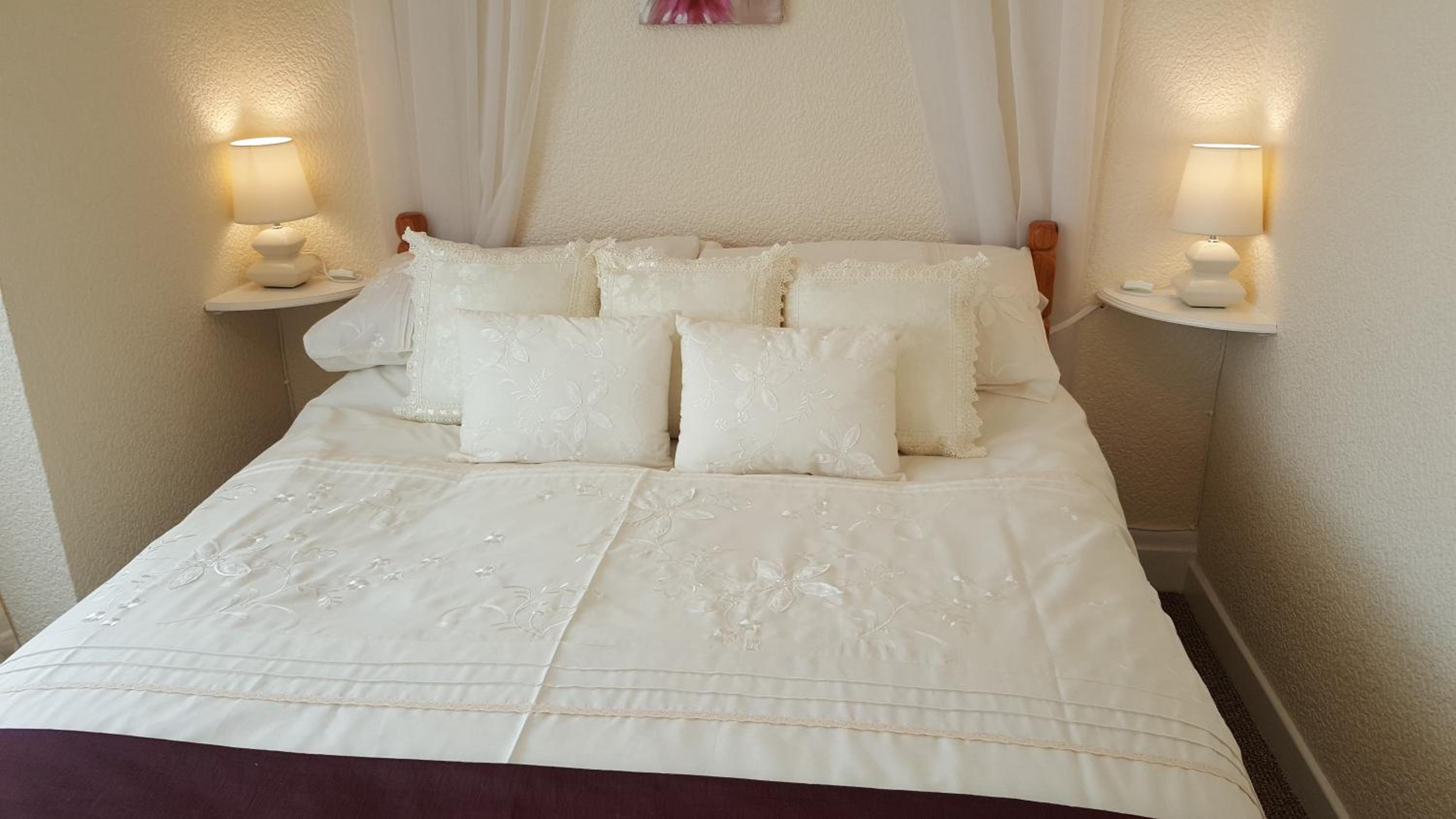Double Room with Bay Window photo 3
