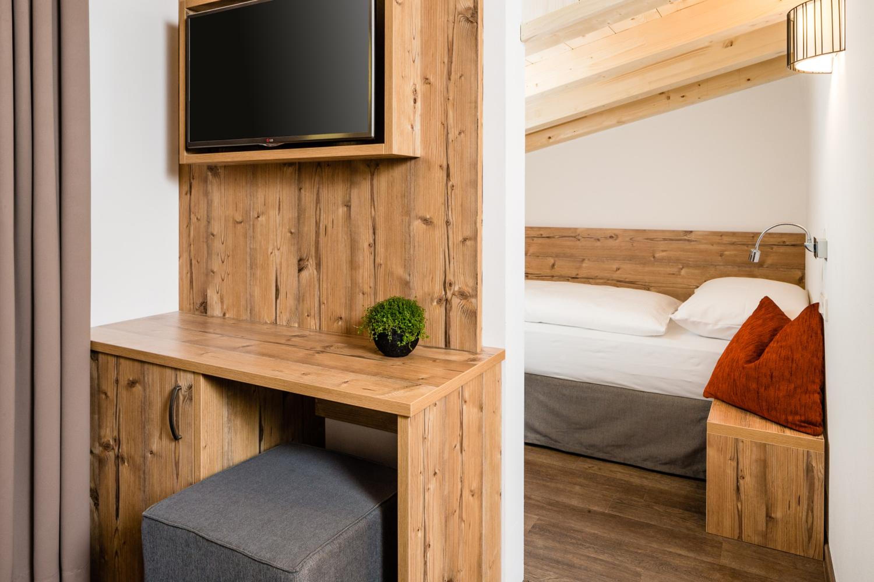 Junior Suite with Balcony - Photo 3