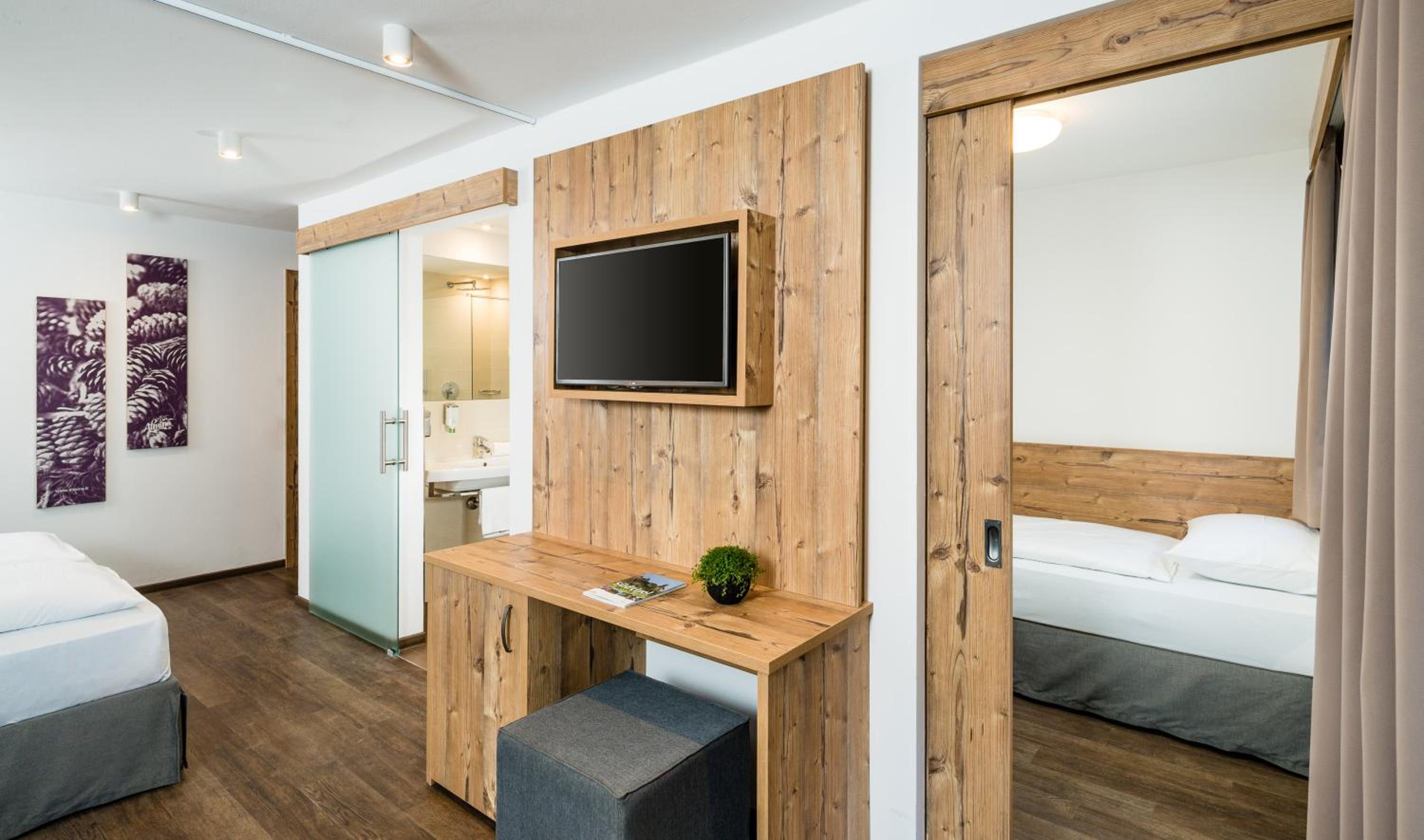 Junior Suite with Balcony - Photo 4