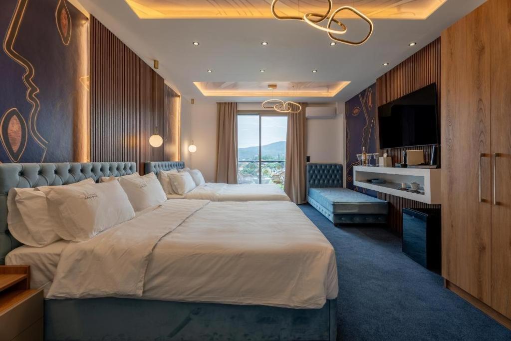 King Suite with Balcony photo 2