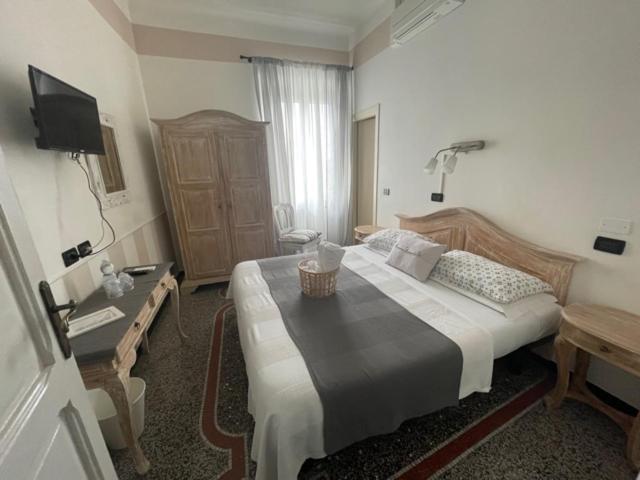 Small Double or Twin Room photo 2