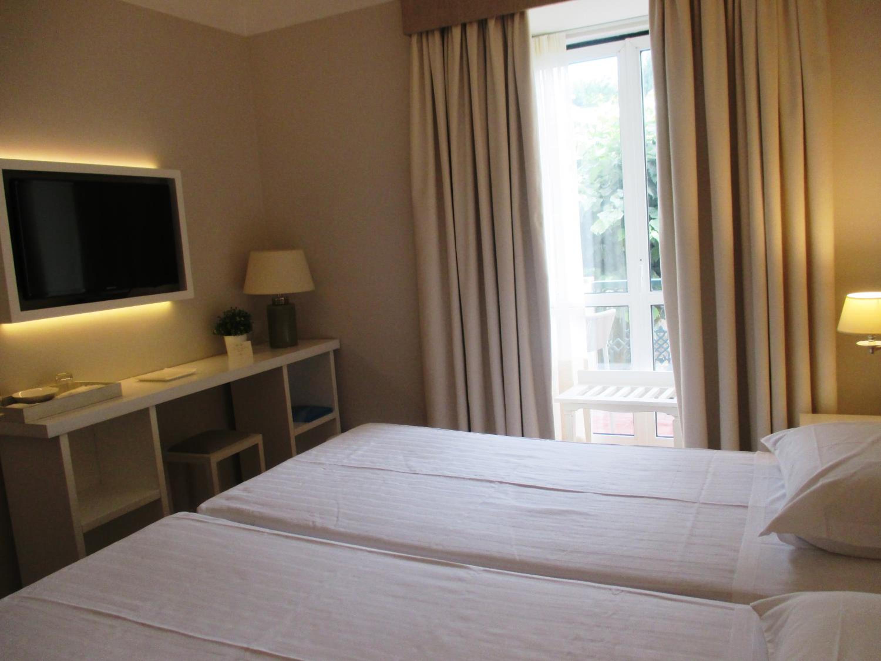 Twin Room with Balcony - Photo 3
