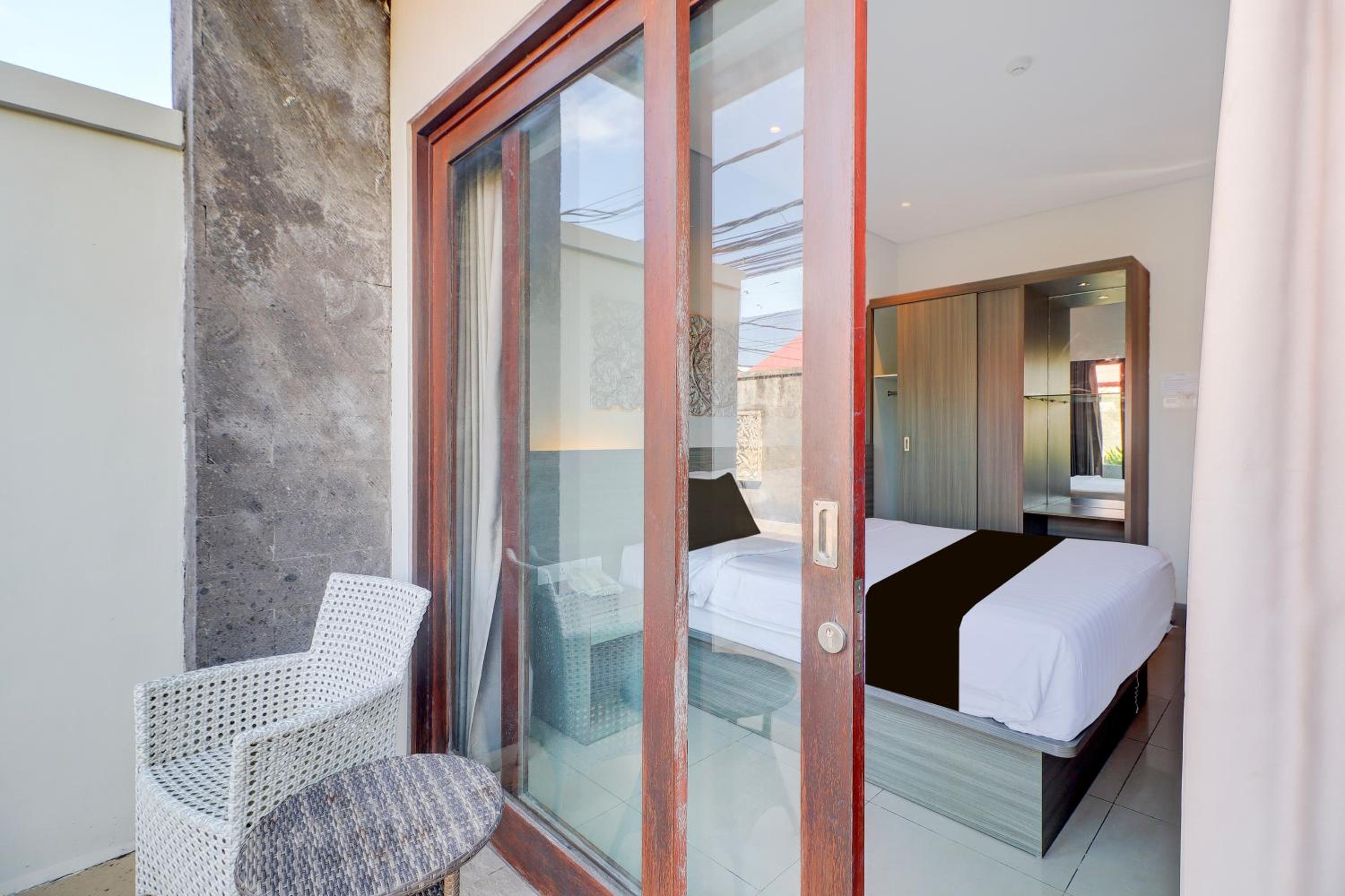 King Suite with Pool View
