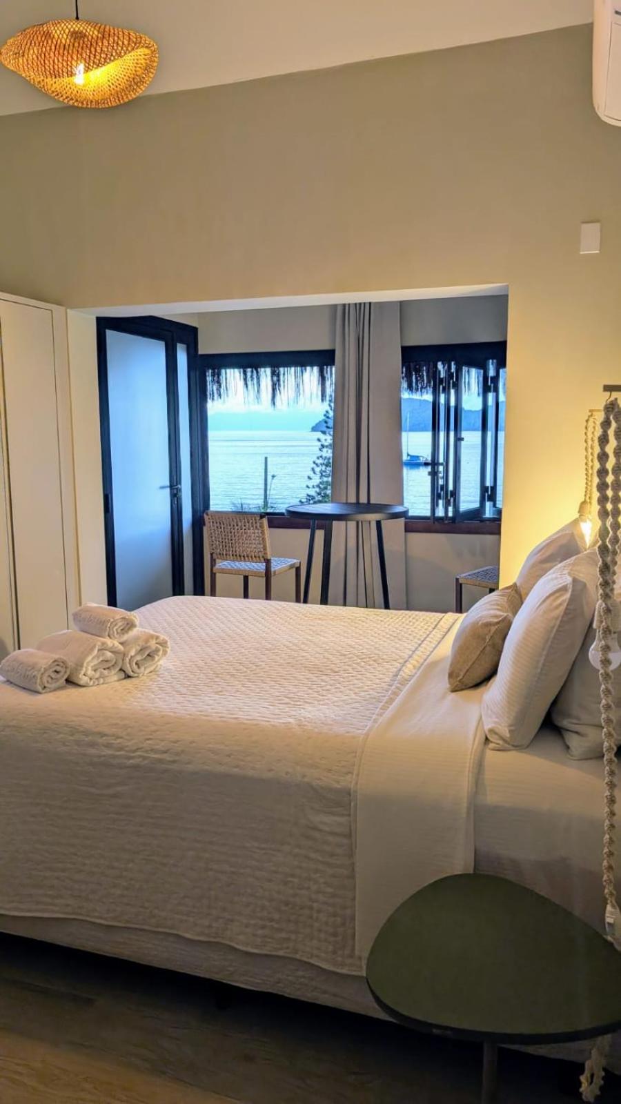 Queen Suite with Spa Bath
