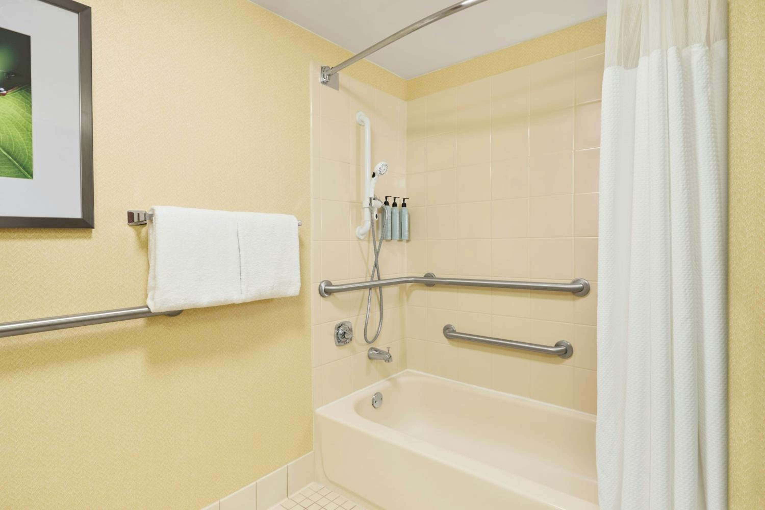 Double Room with Two Double Beds and Transfer Shower - Mobility and Hearing Accessible - Photo 3