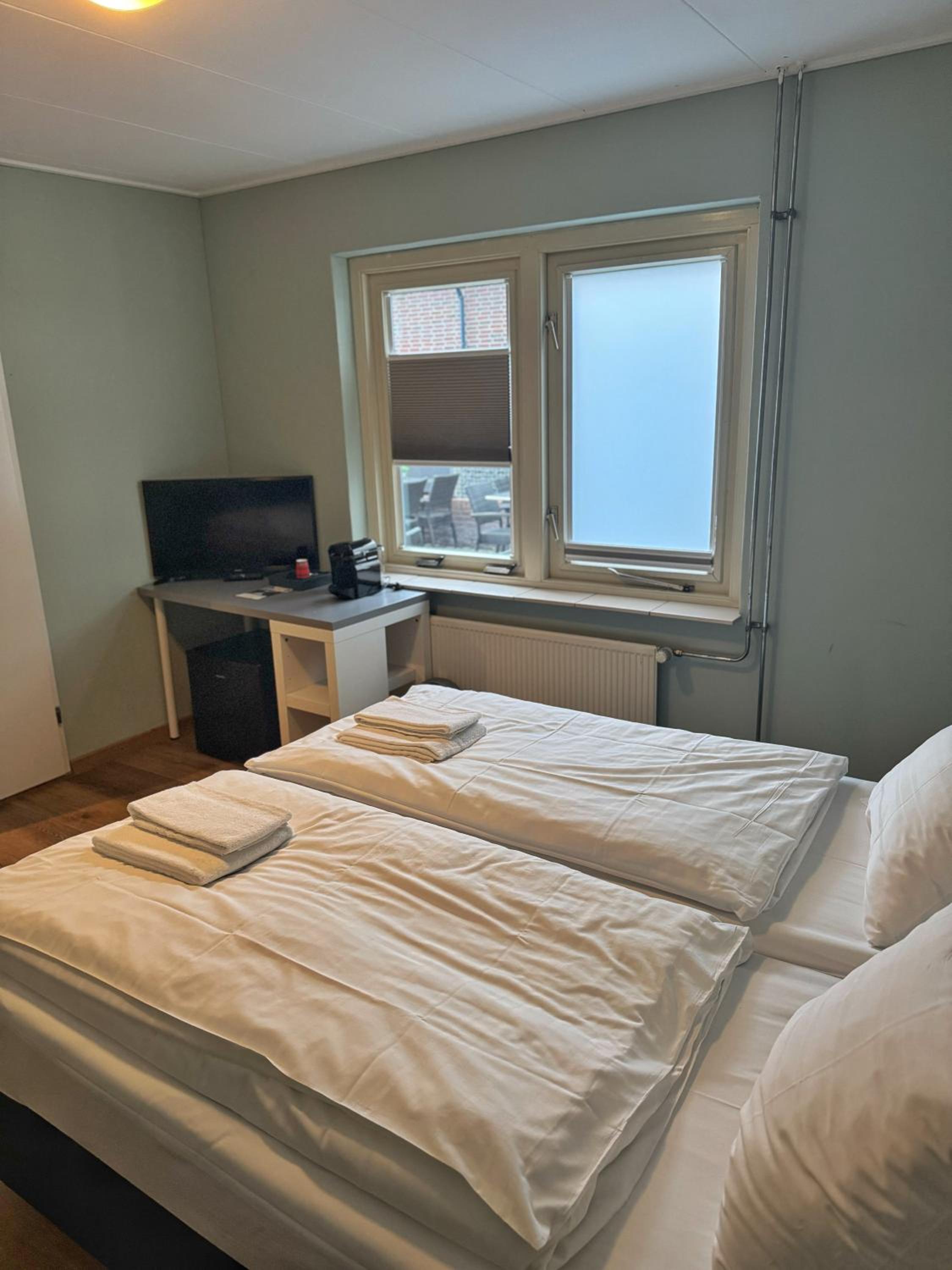 Twin Room with Bath photo 1