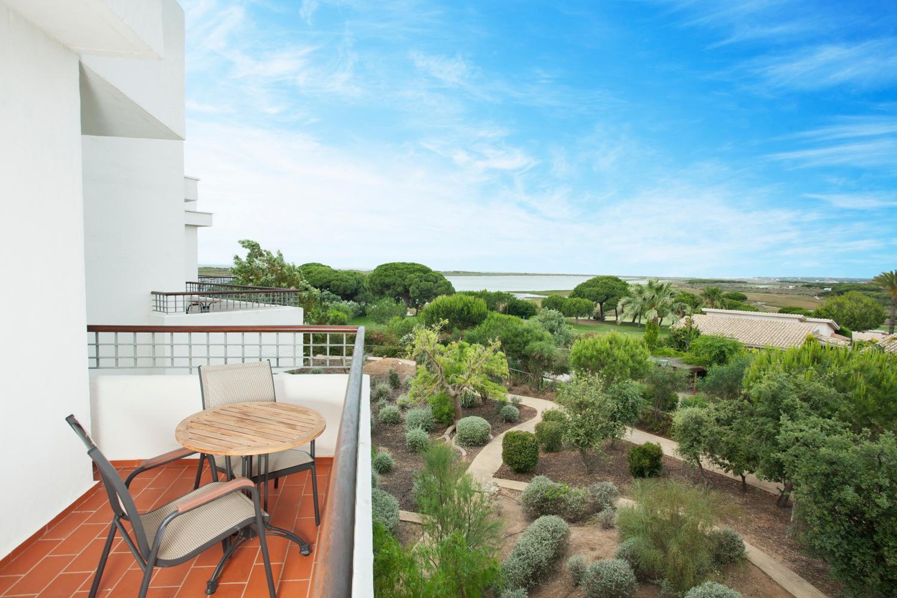 Double or Twin Room with Side Sea View - Photo 4