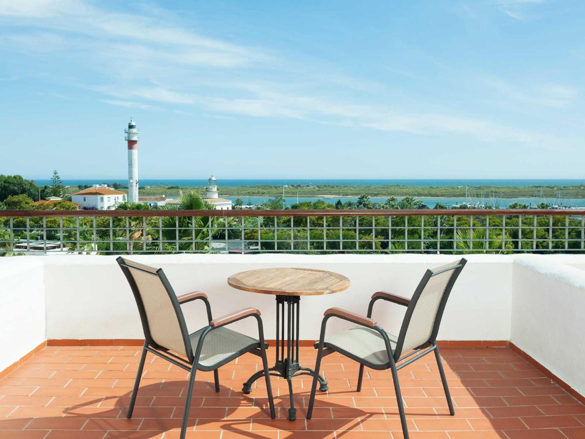 Double Family Room with Sea View - Photo 3