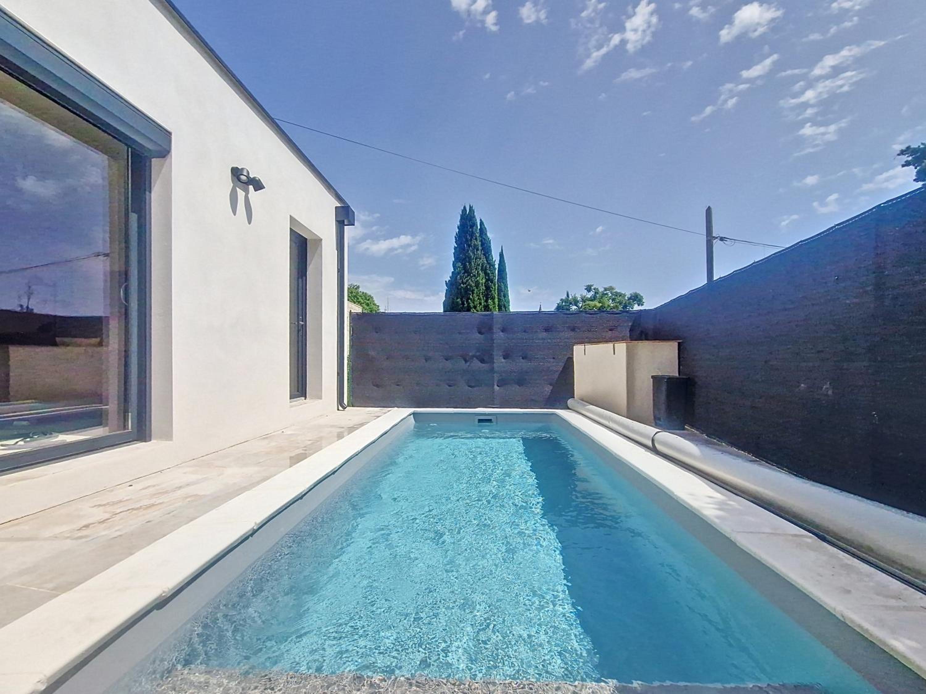 Six-Bedroom House photo 2
