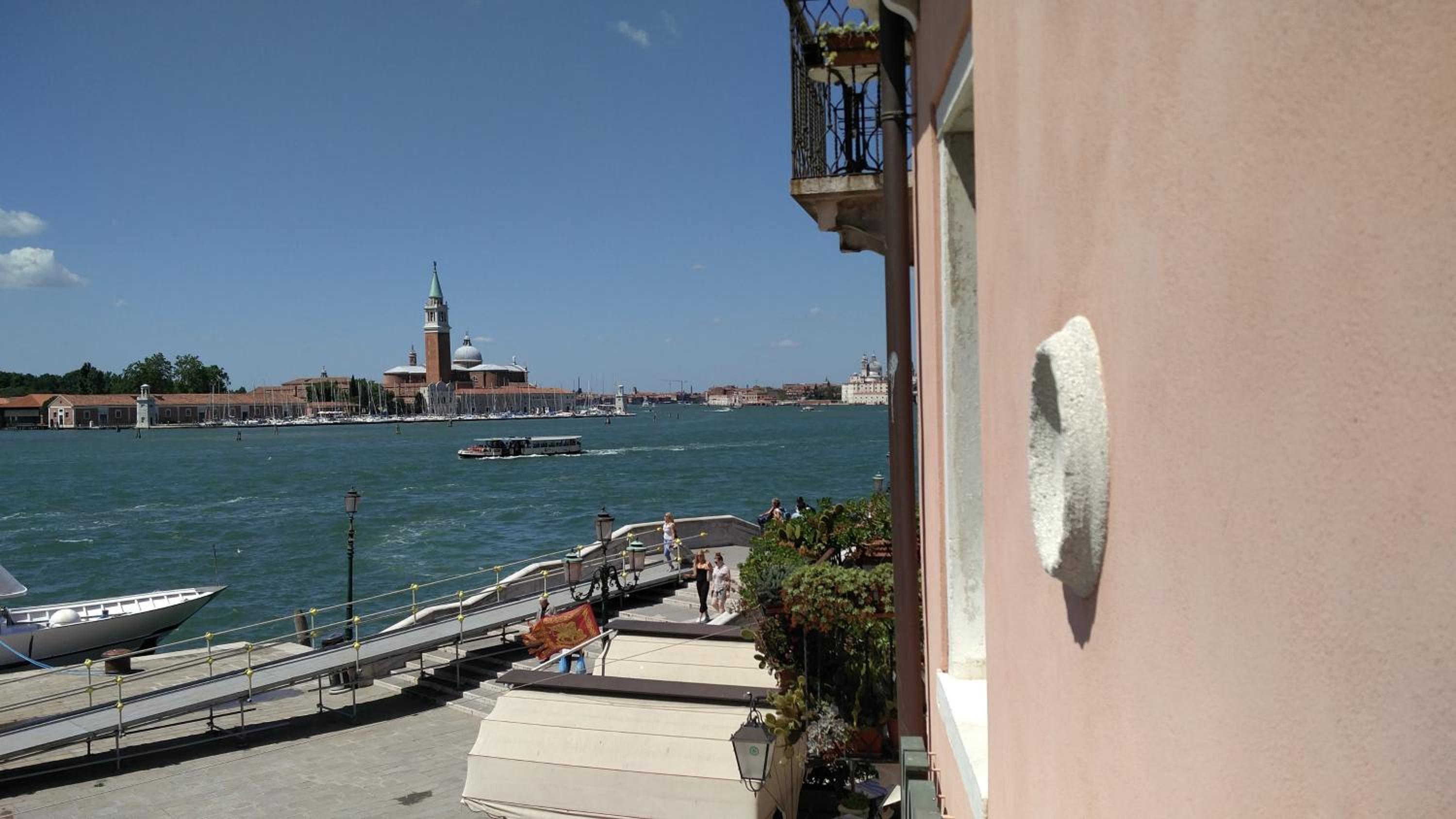 Superior Double or Twin Room with Lagoon View thumbnail 6