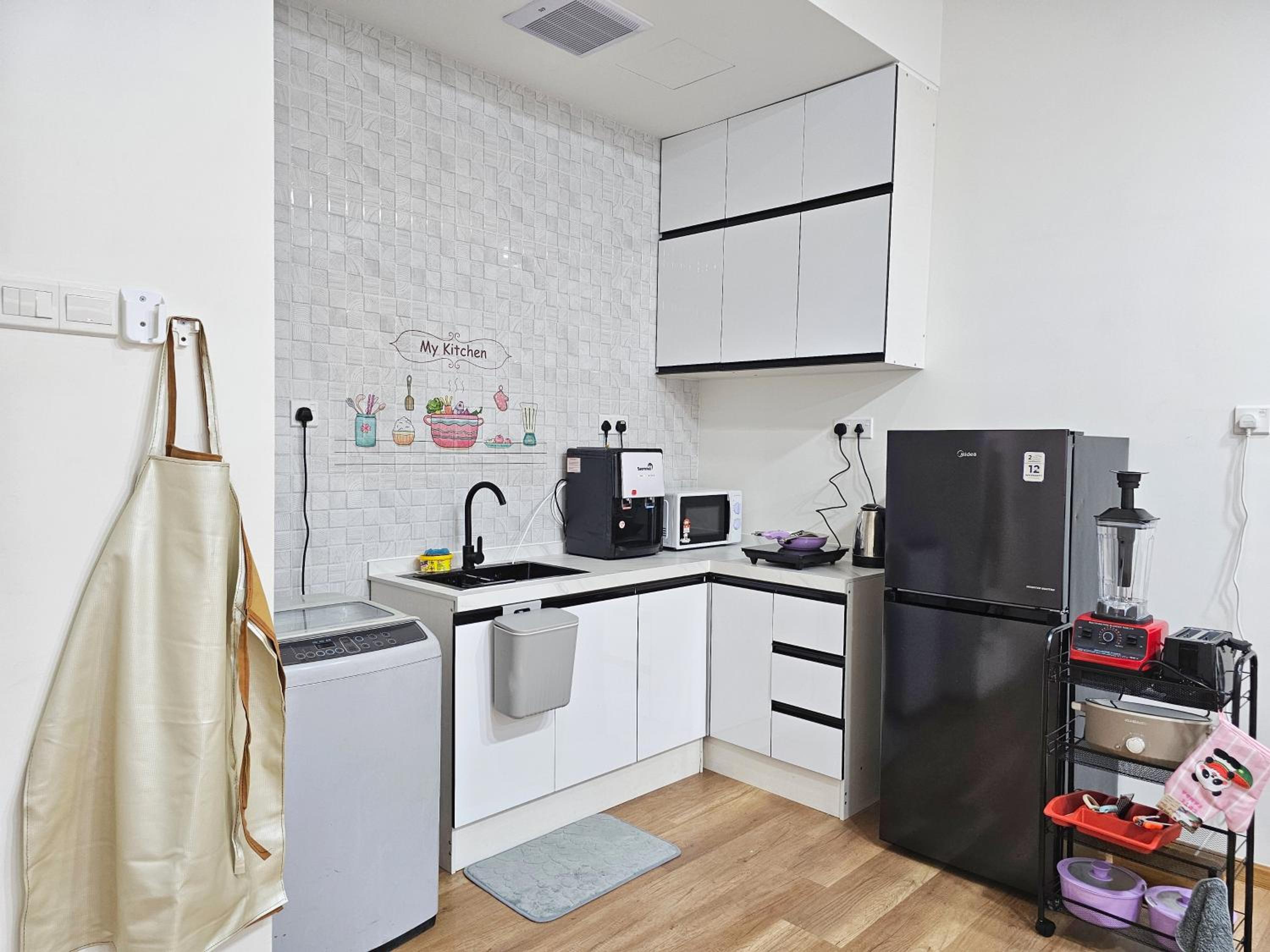 Euro Kitchen & Private Covered Parking - Studio Apartment