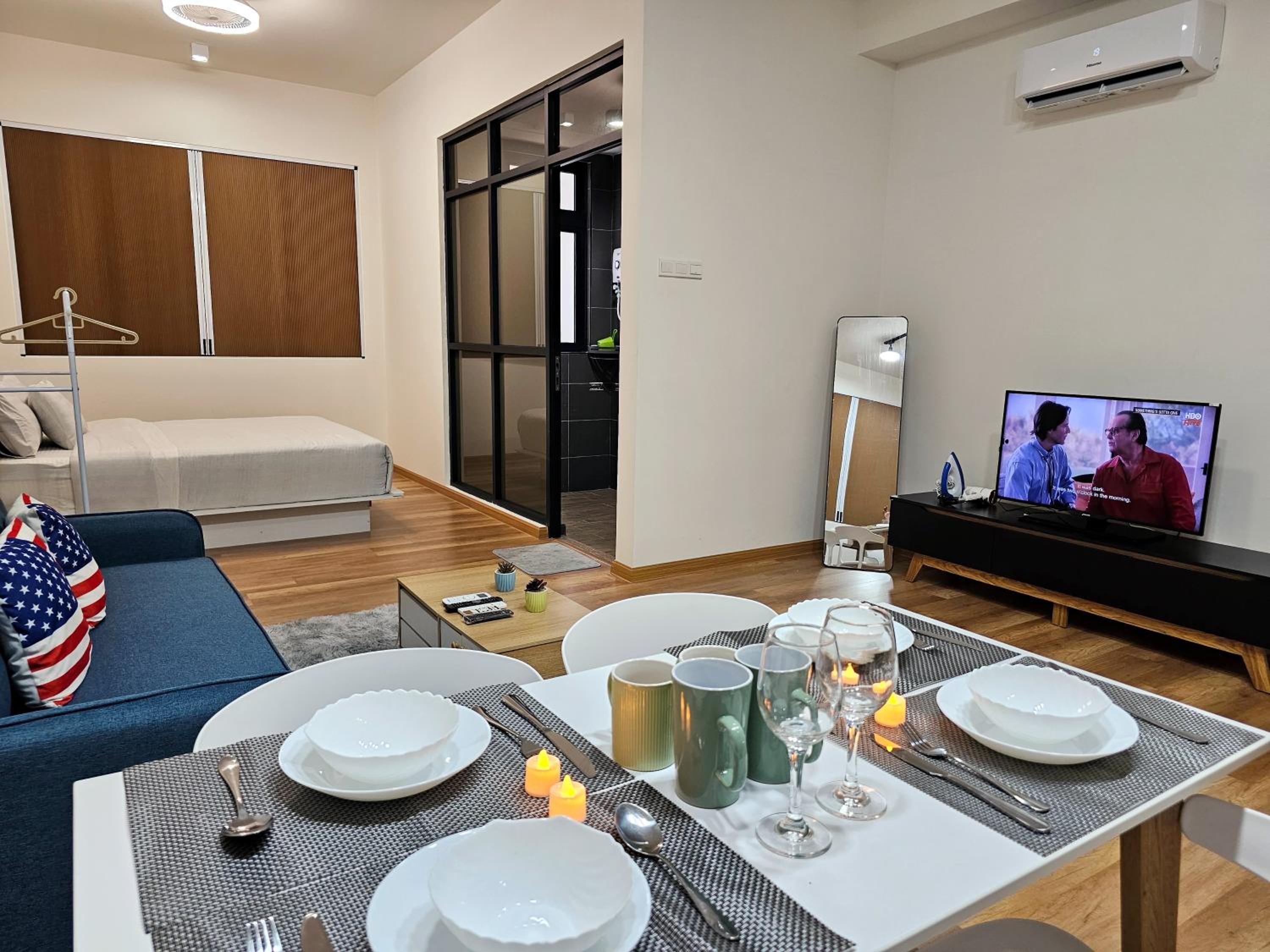 Euro Kitchen & Private Covered Parking - Studio Apartment