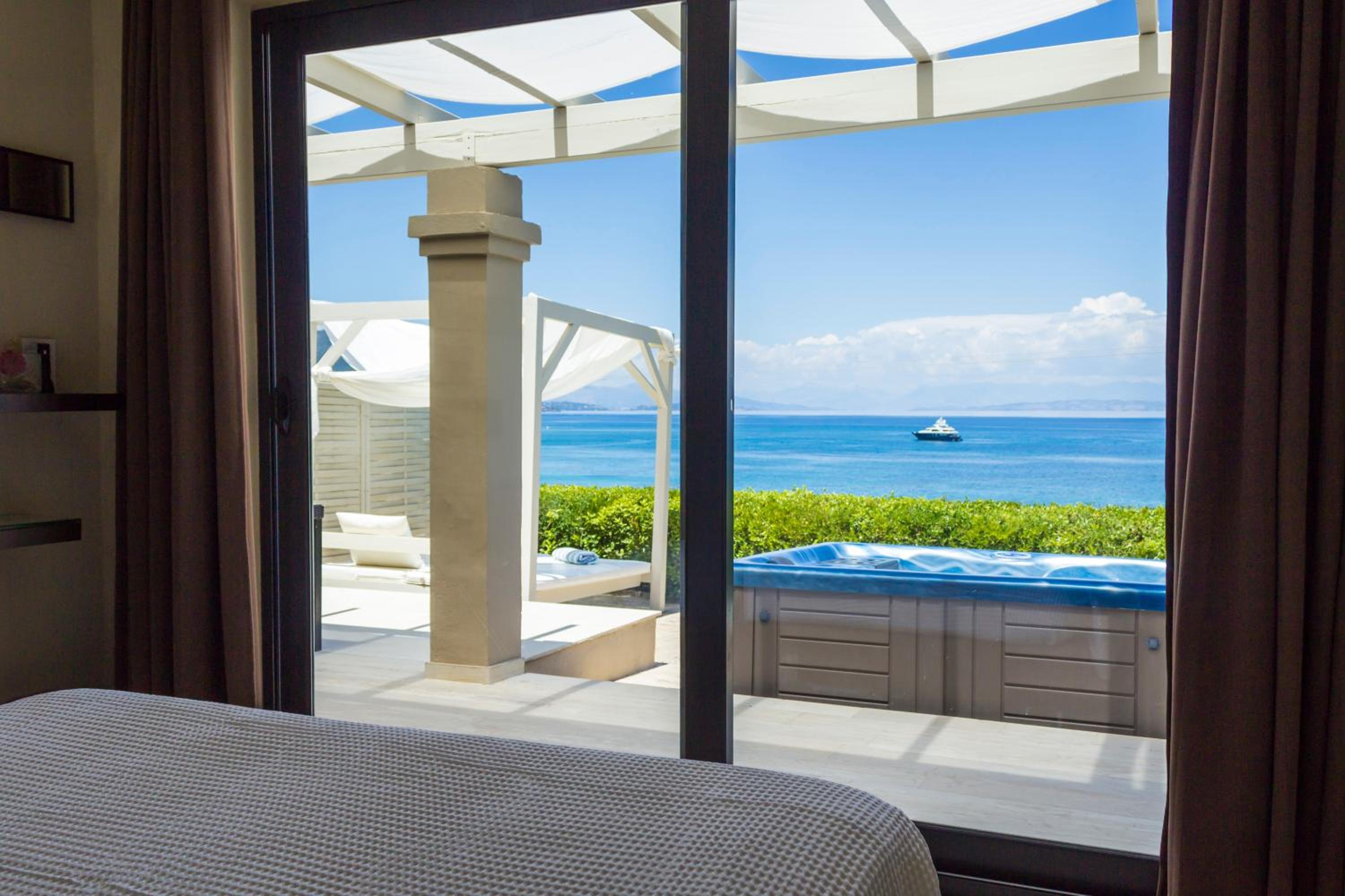 Deluxe Suite Sea View with Private Hot Tub  photo 3