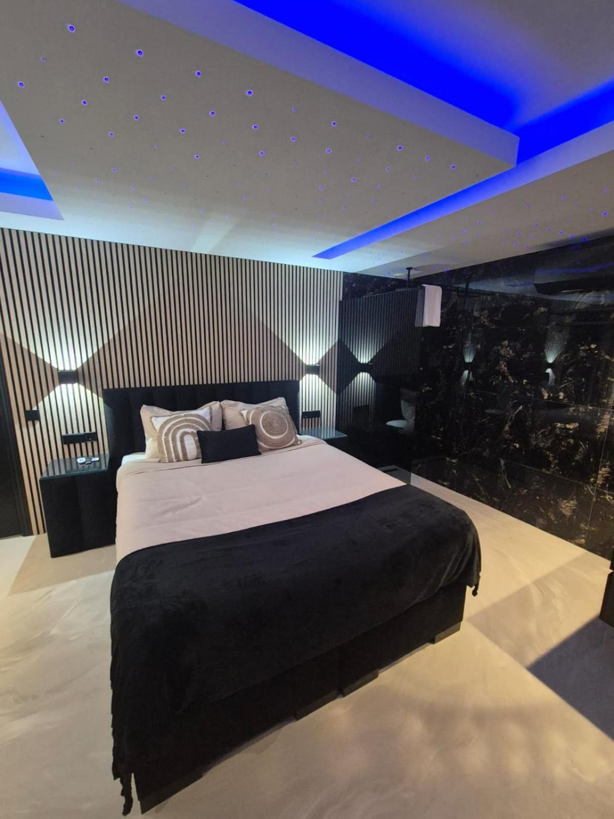 Deluxe King Suite photo 1