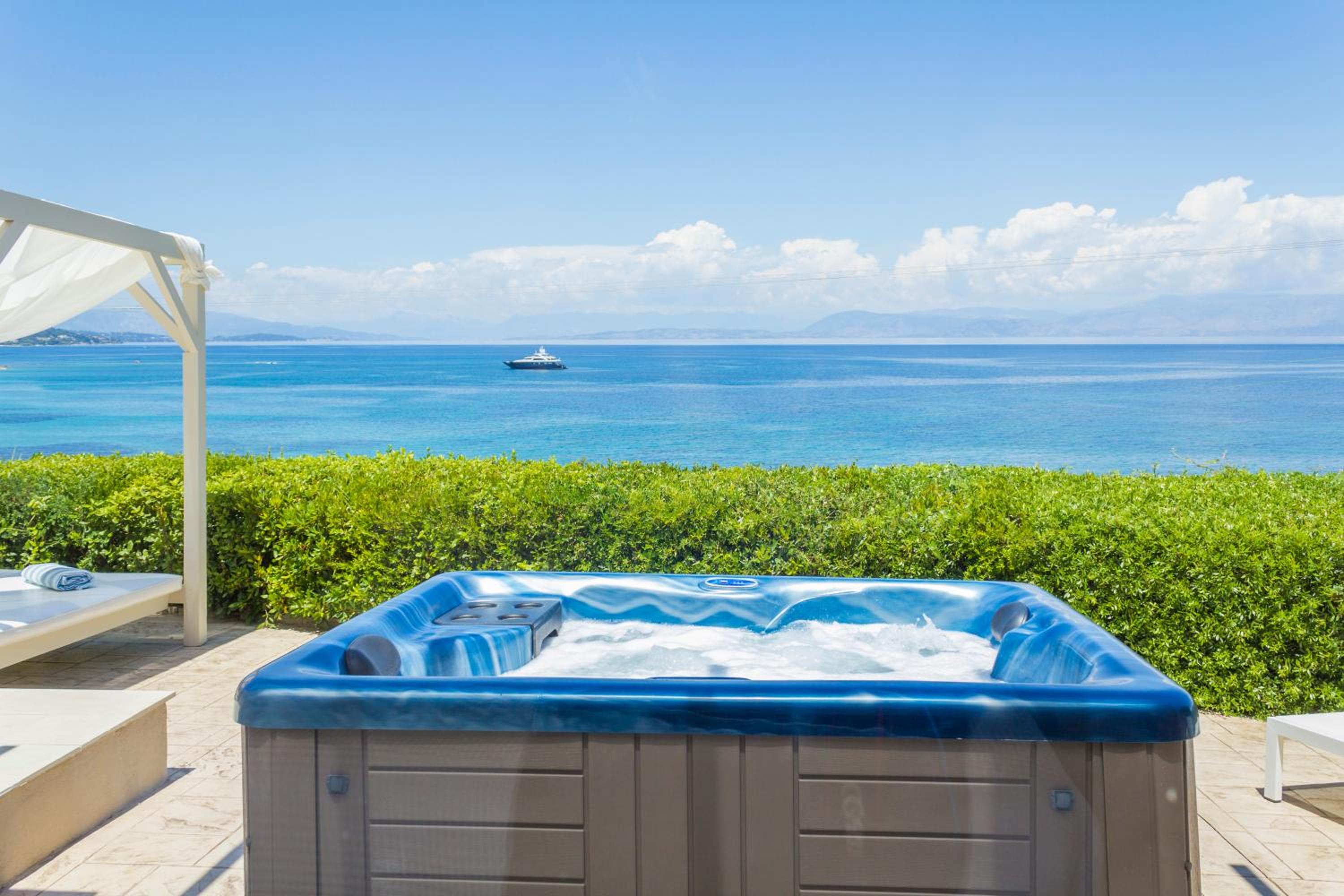 Suite Courtyard View with Private Hot Tub photo 3